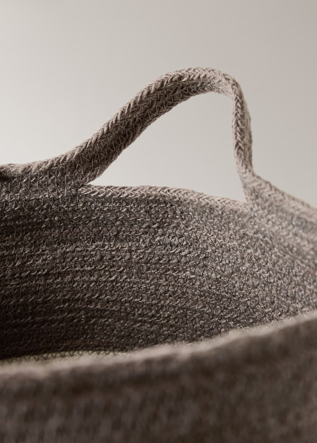 Large jute basket with stripes