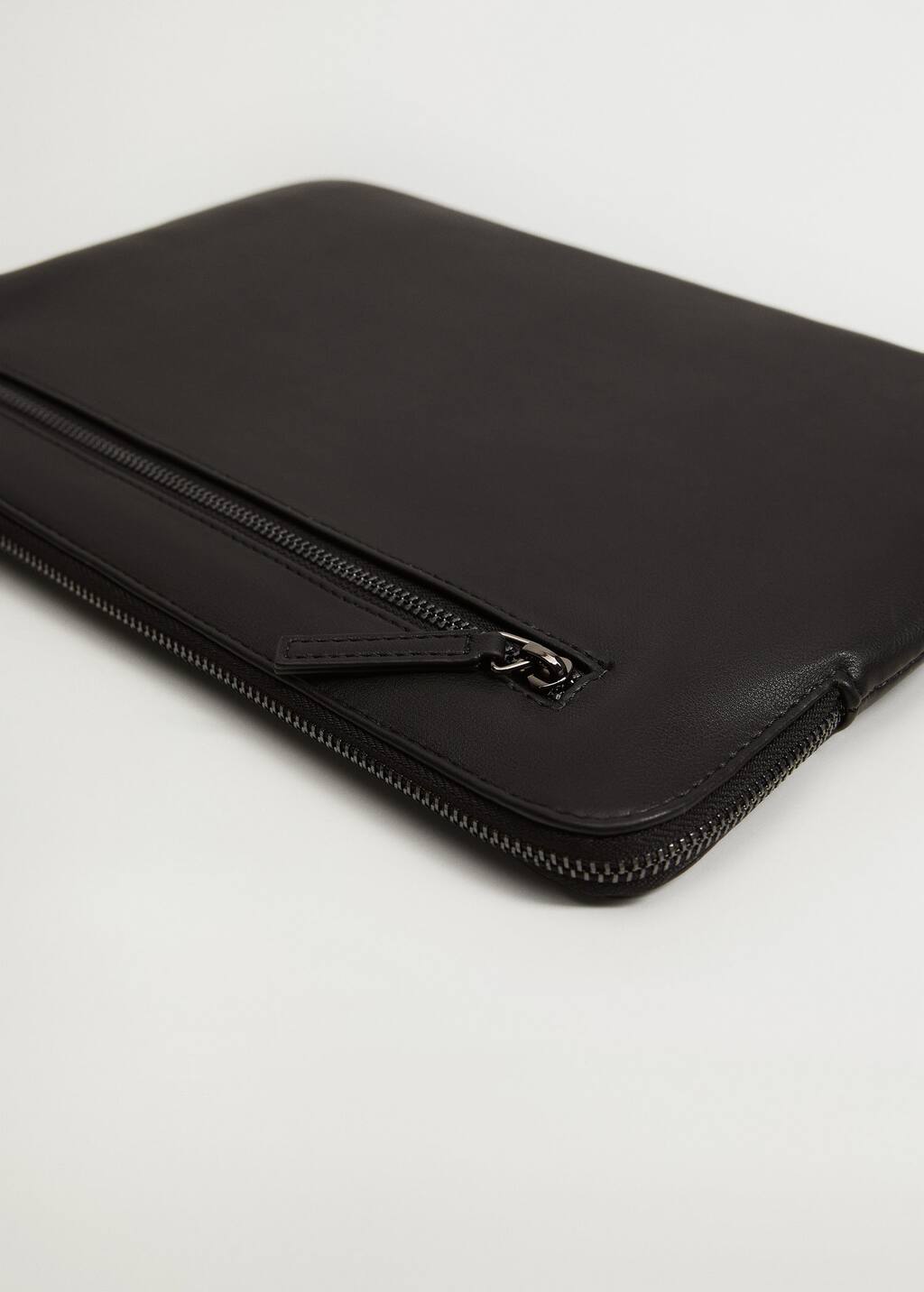 Mango Leather-effect laptop case. a close-up of the zipper of a black laptop case. 