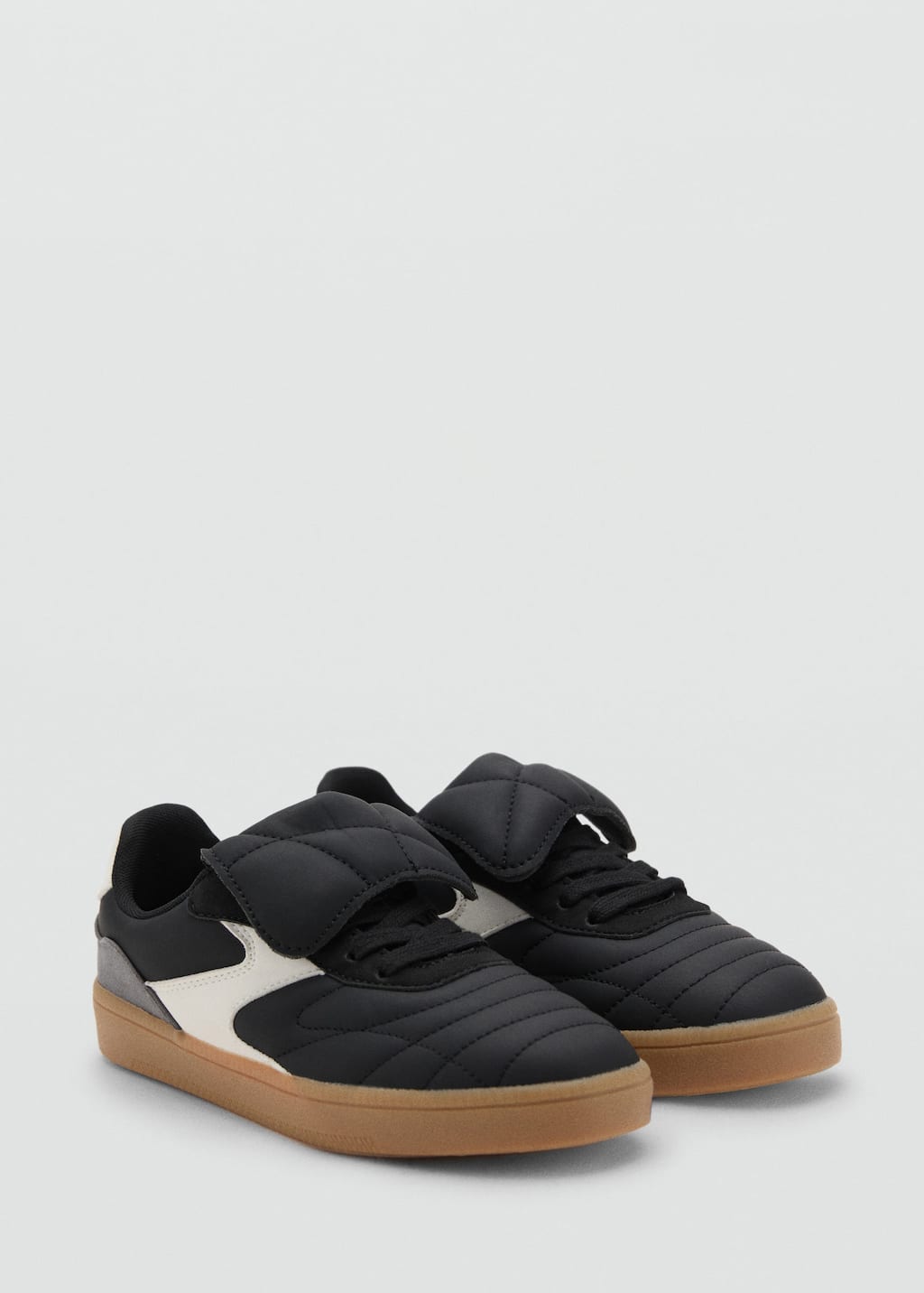 Sneakers with folded tongue