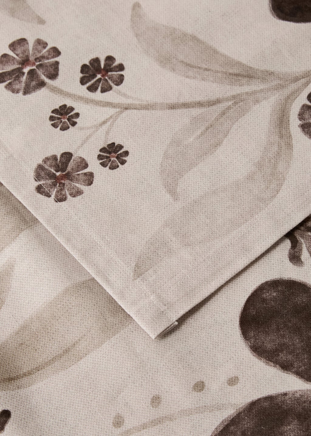 Floral-print linen tablecloth for 8 to 10 diners