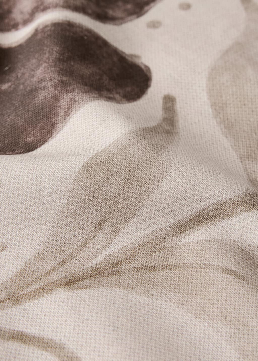 Floral-print linen tablecloth for 8 to 10 diners