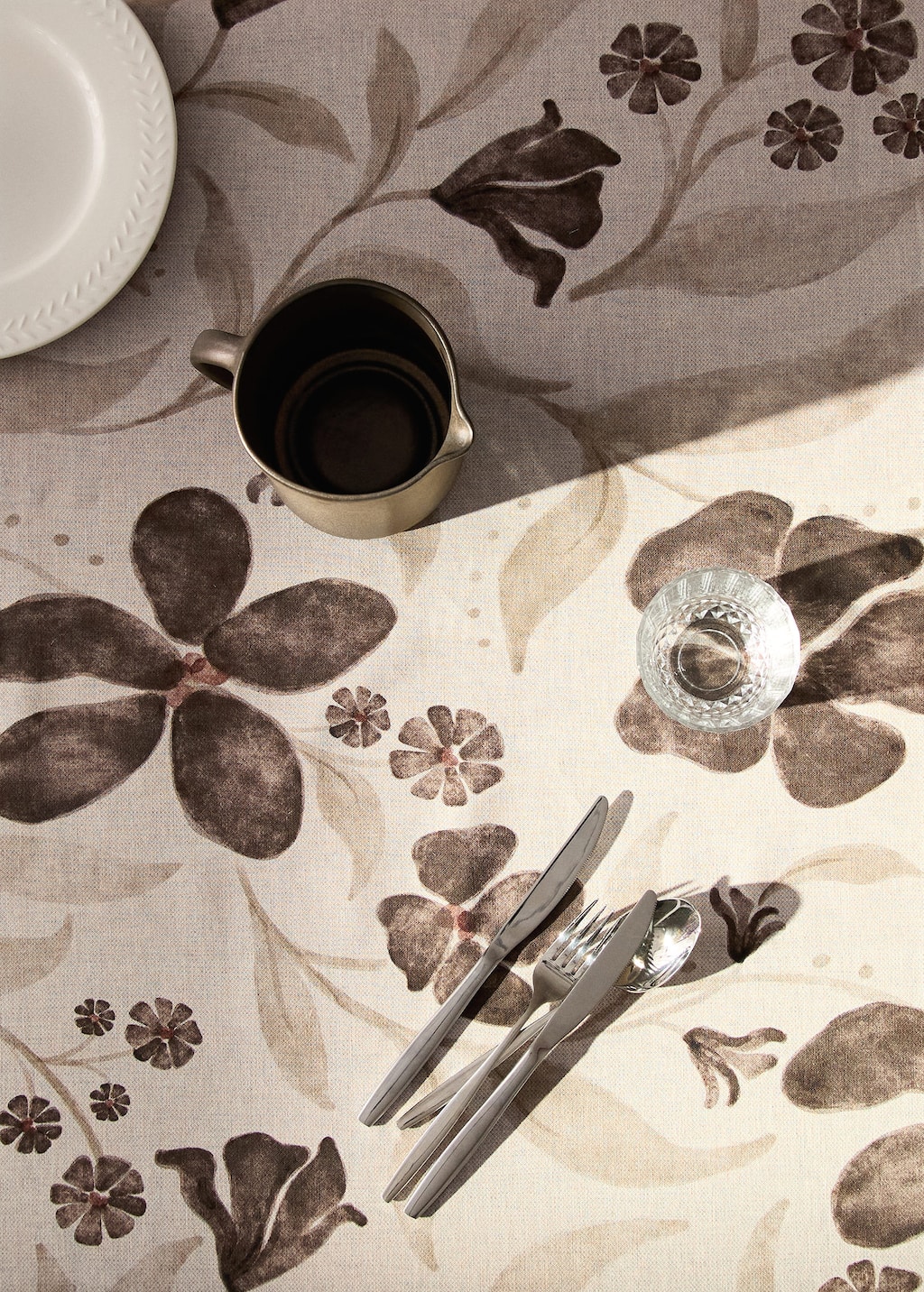Floral-print linen tablecloth for 8 to 10 diners