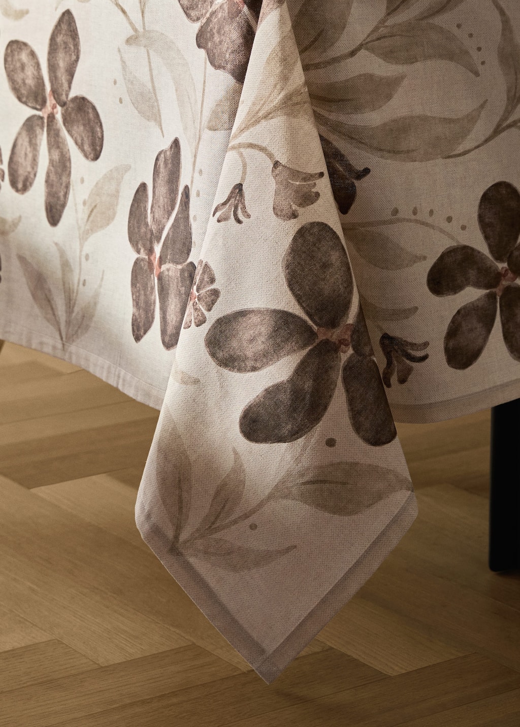 Floral-print linen tablecloth for 8 to 10 diners