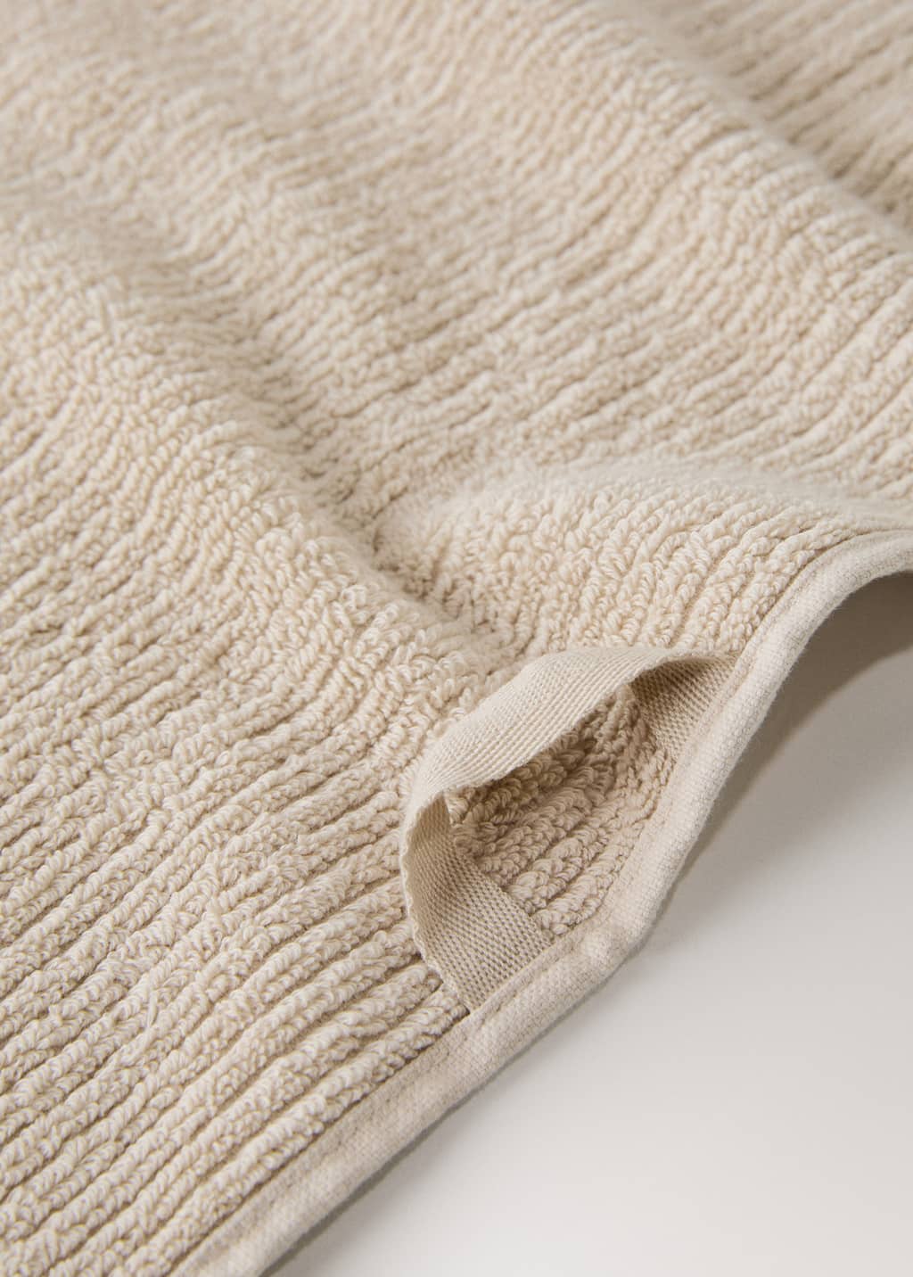 Textured bath towel with fringes