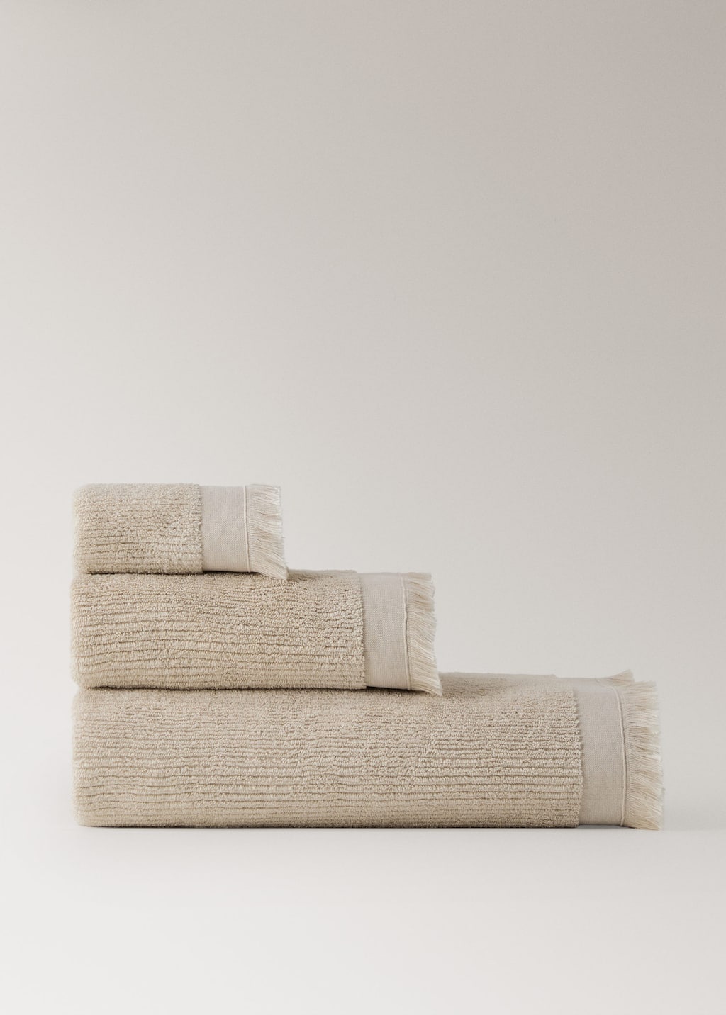 Textured hand towel with fringes