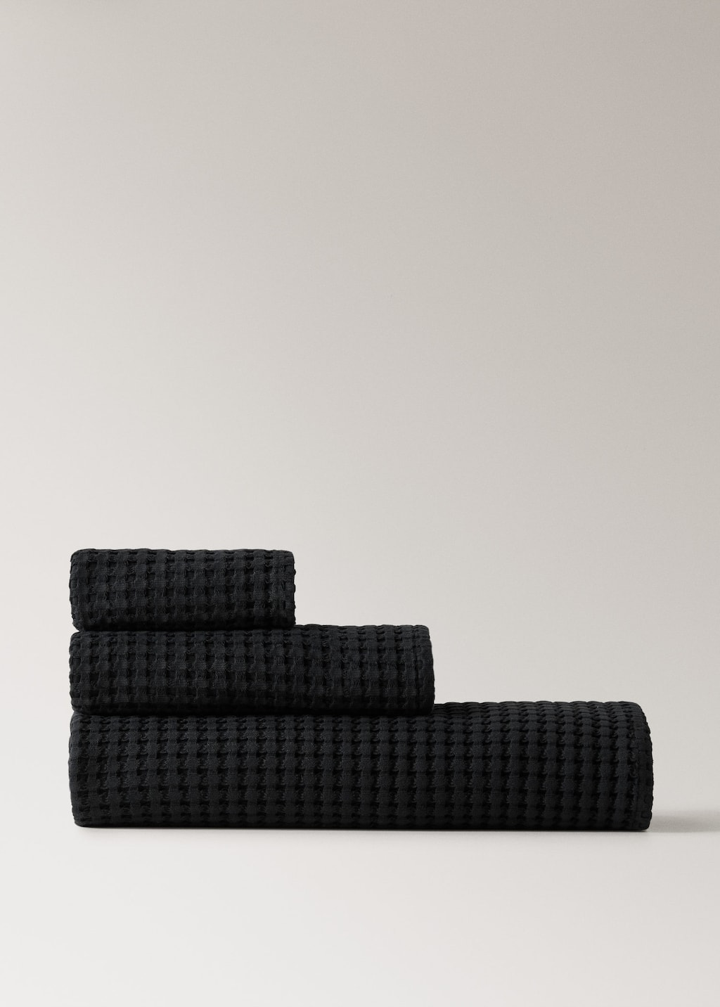 Mango Home Cotton Waffle Bath Towel Black
