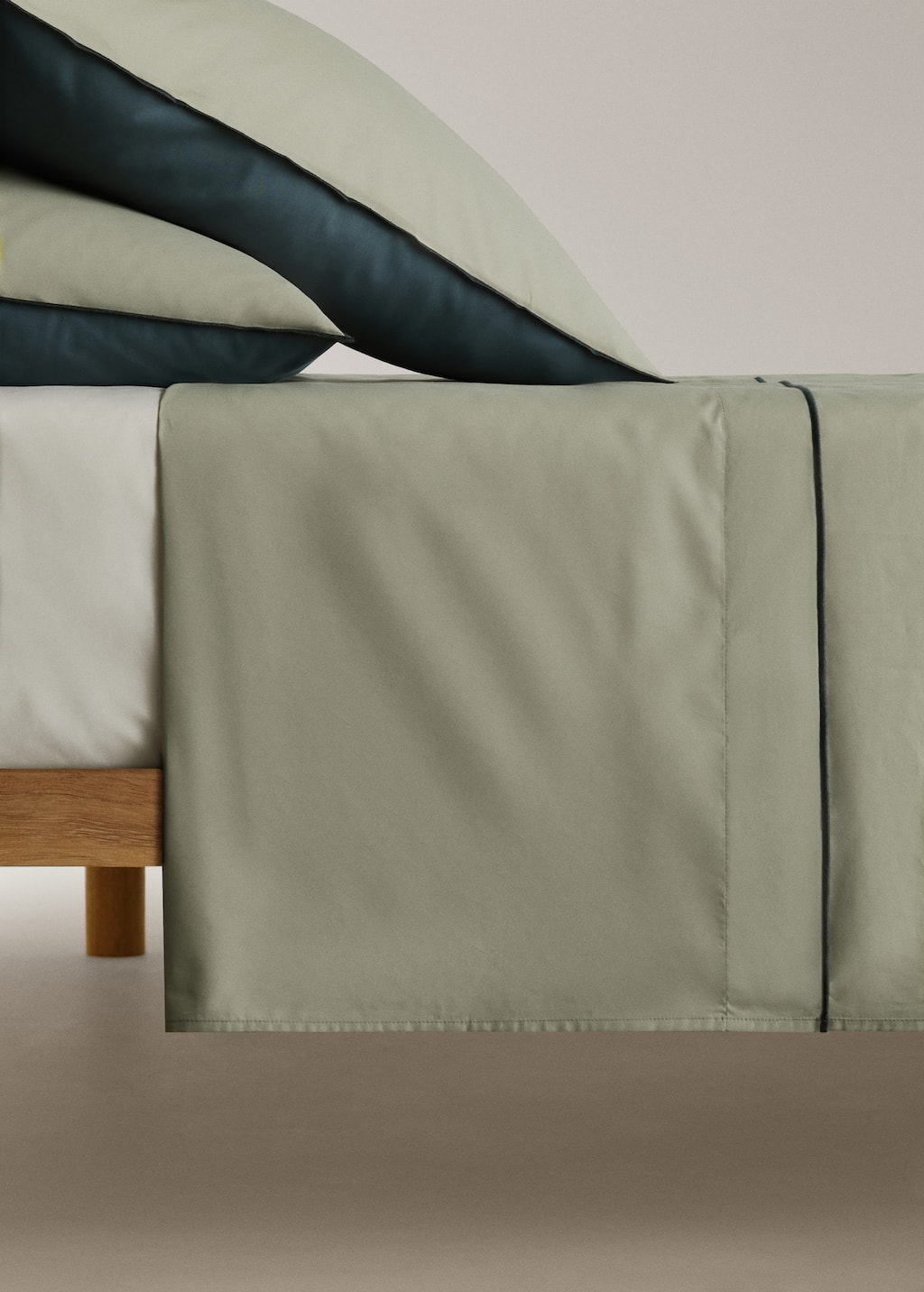 Mango Home 200-thread Count Percale Cotton Top Sheet With Contrasting Overlock For 200 Cm Bed In Green