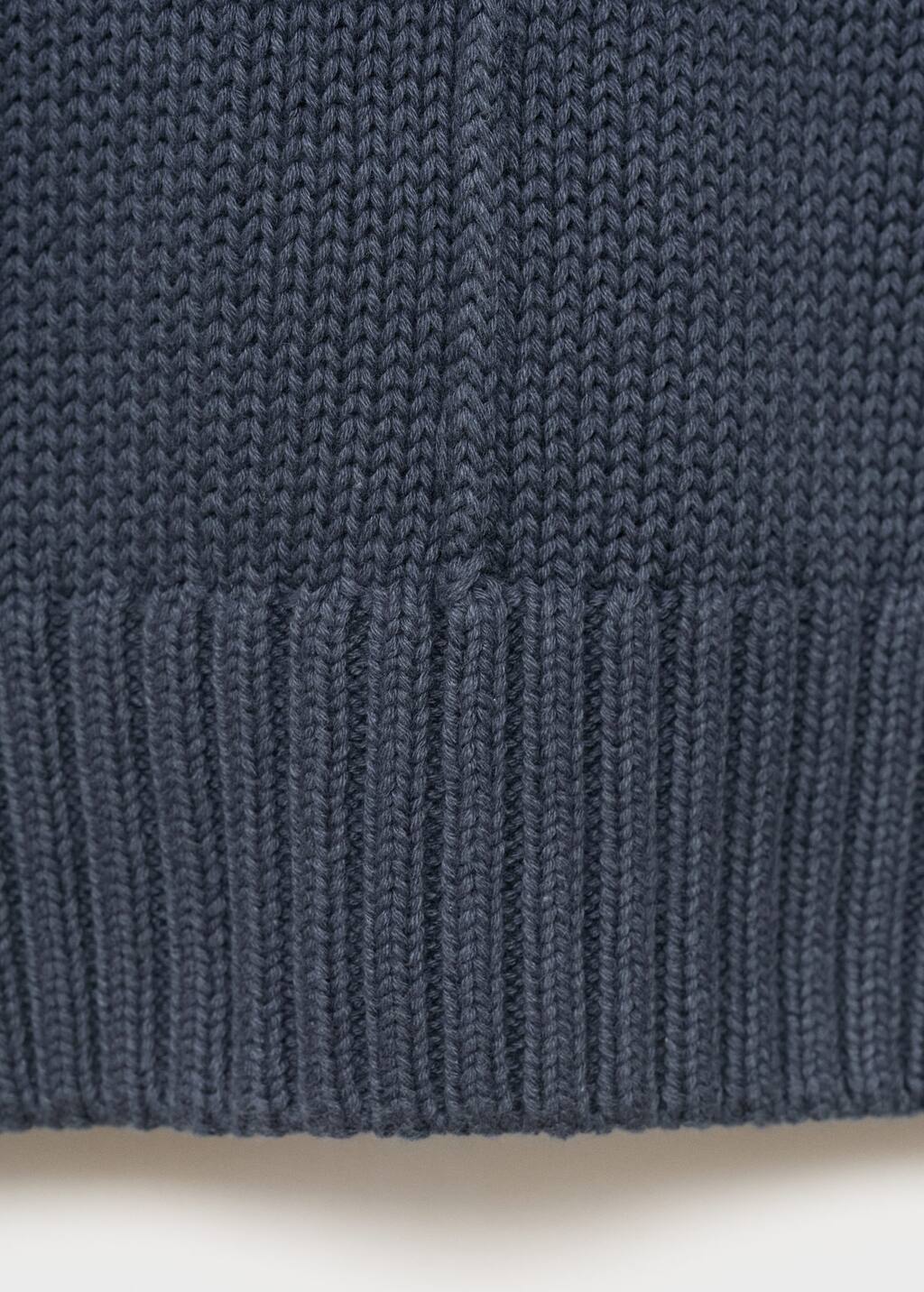 Long-sleeve knitted sweater