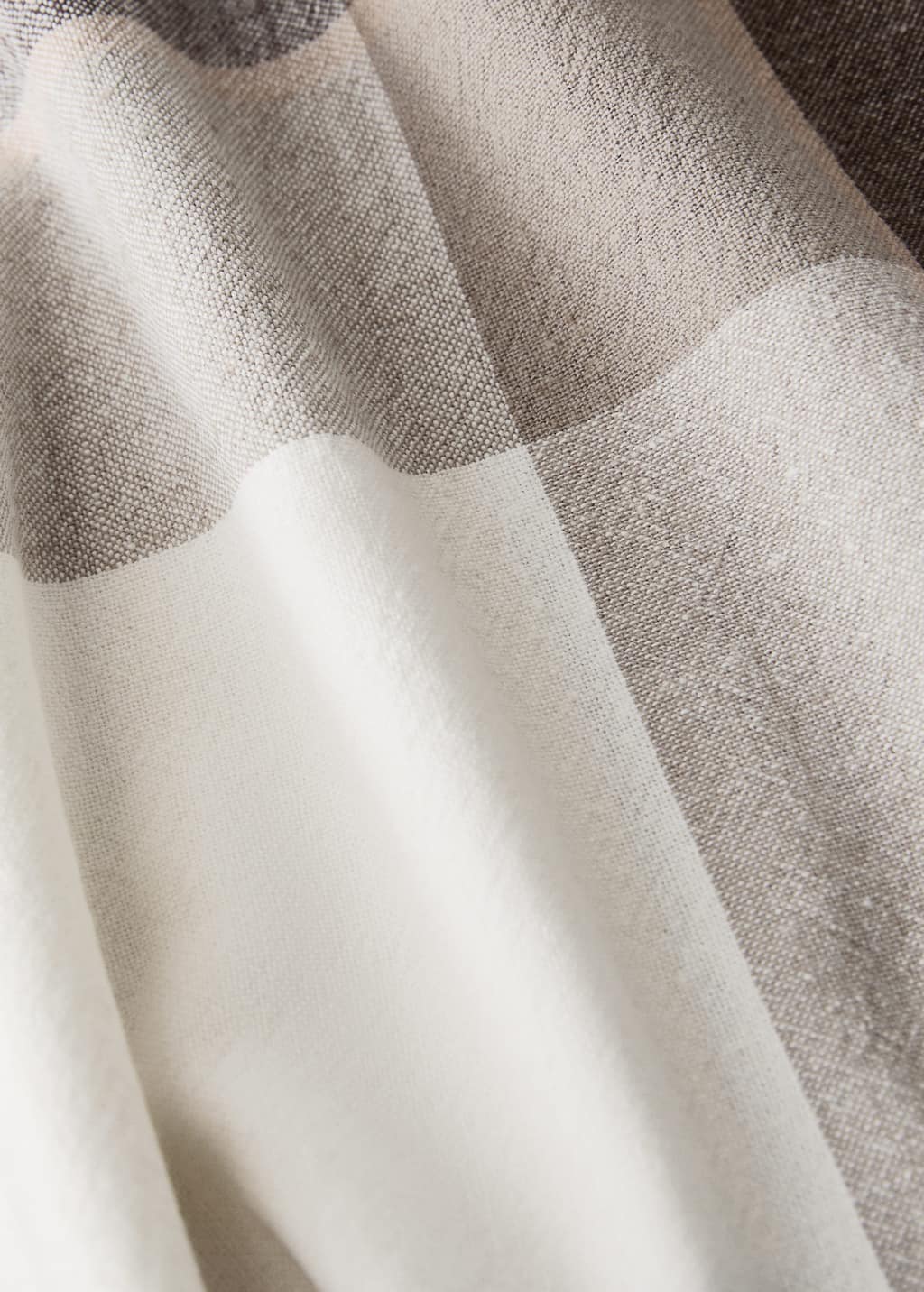 Cotton linen checked tablecloth for 6 to 8 diners