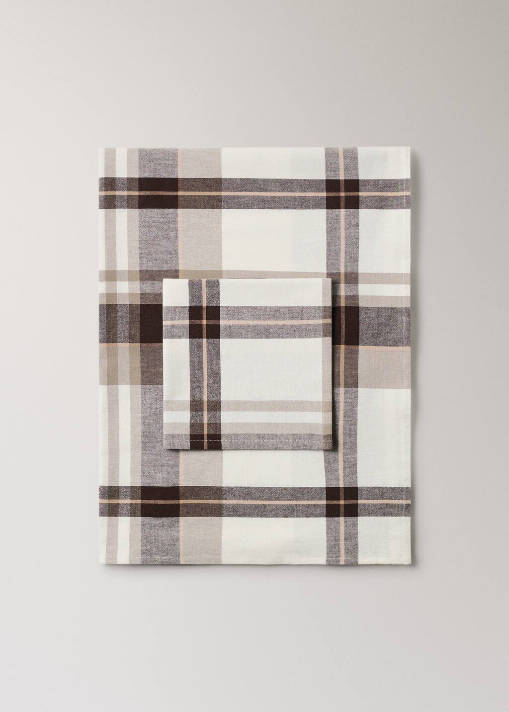 Cotton linen checked tablecloth for 2 to 4 diners