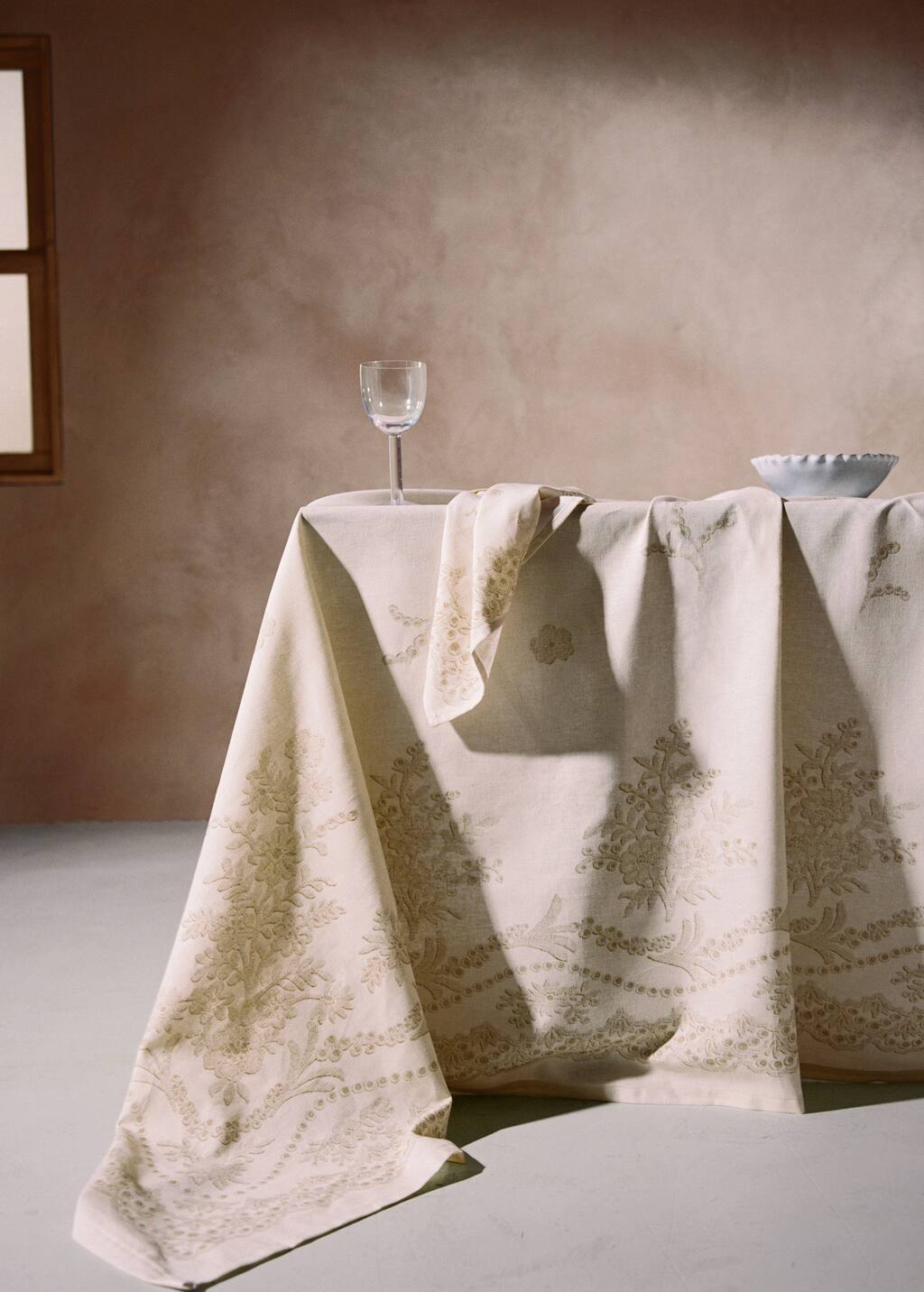 Cotton linen tablecloth with floral design for 6 to 8 diners