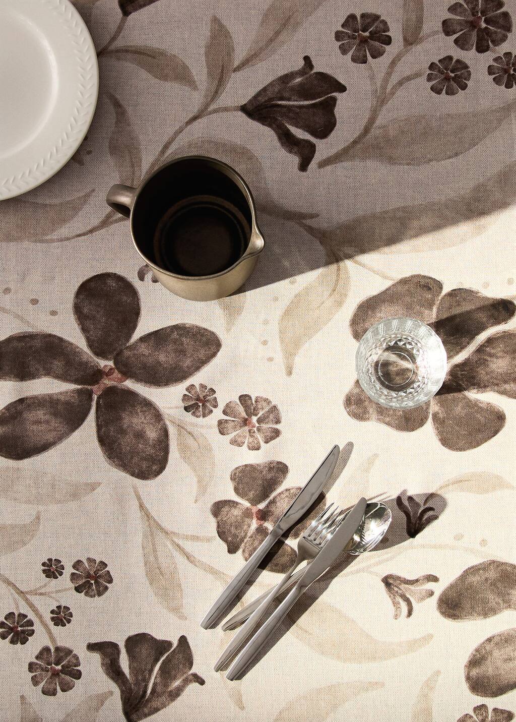 Cotton-linen floral-print tablecloth for 6 to 8 diners