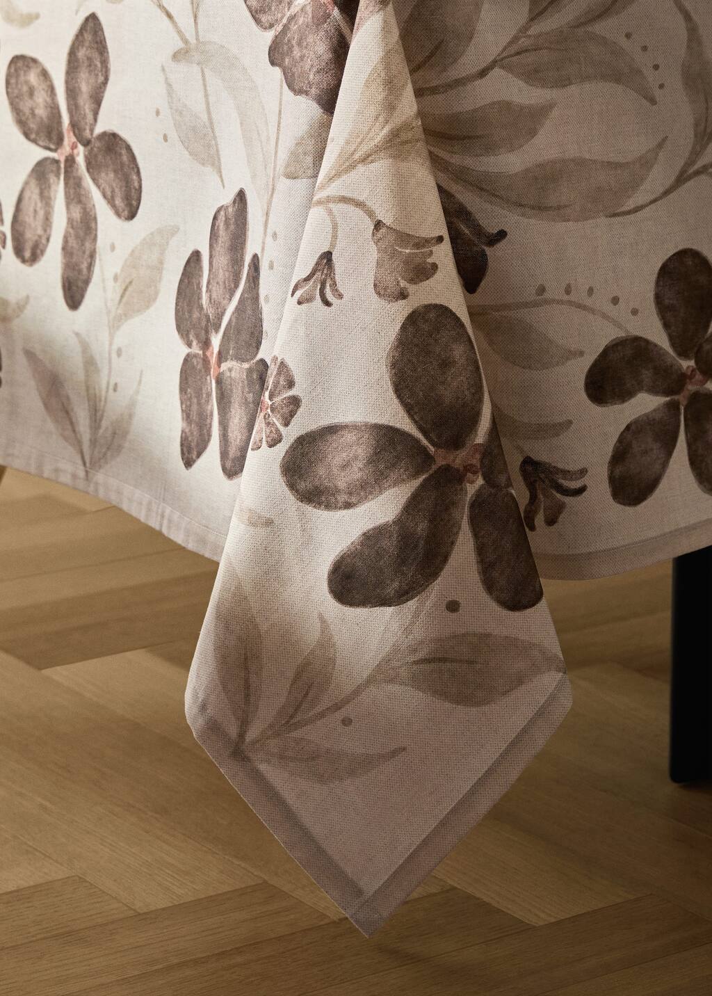 Cotton-linen floral-print tablecloth for 6 to 8 diners