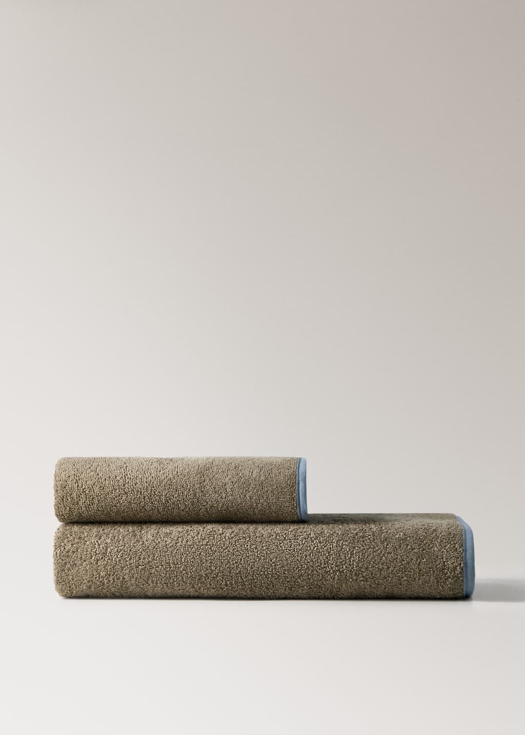 Children's bath towel with contrasting trim