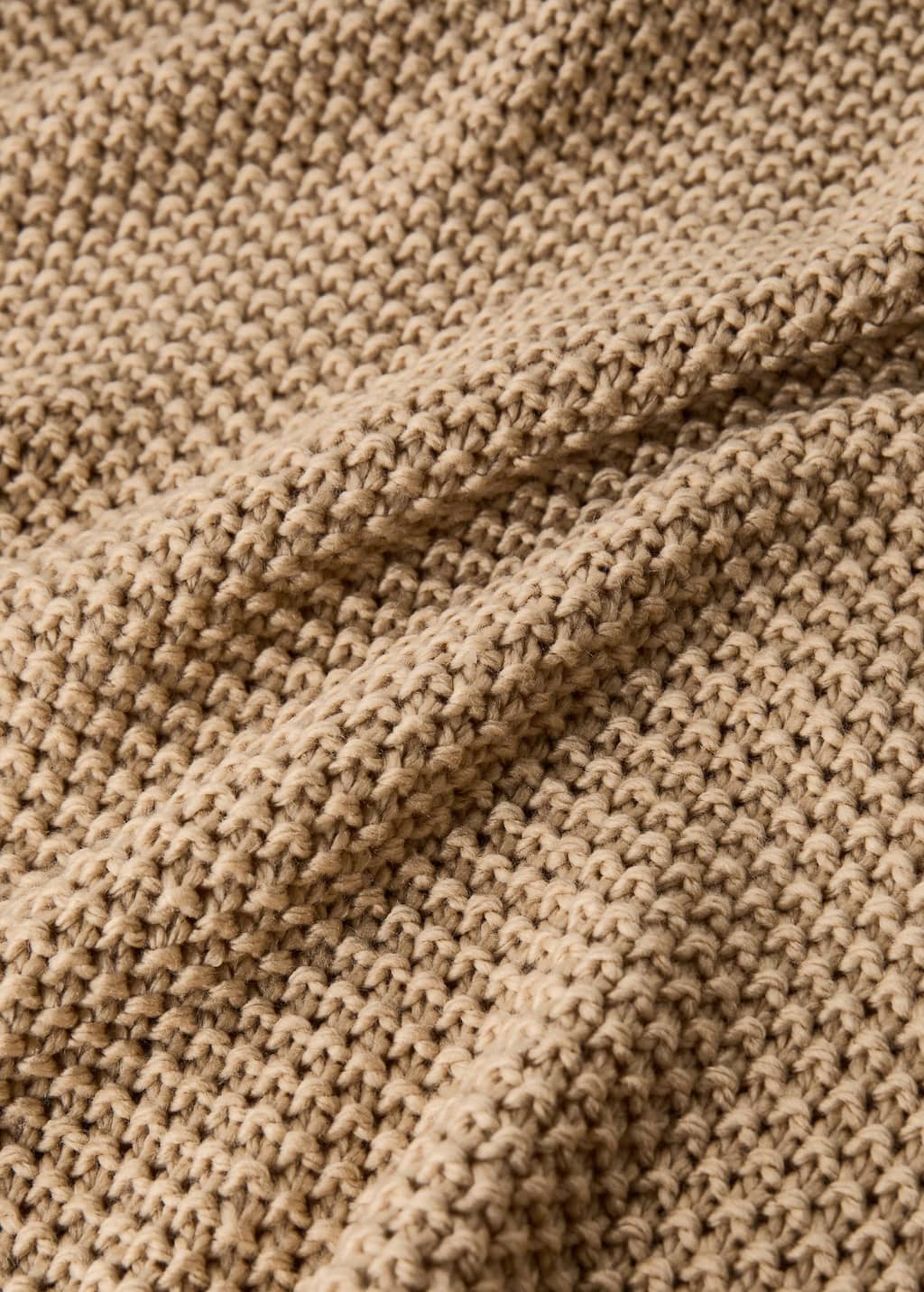 Knitted blanket with design