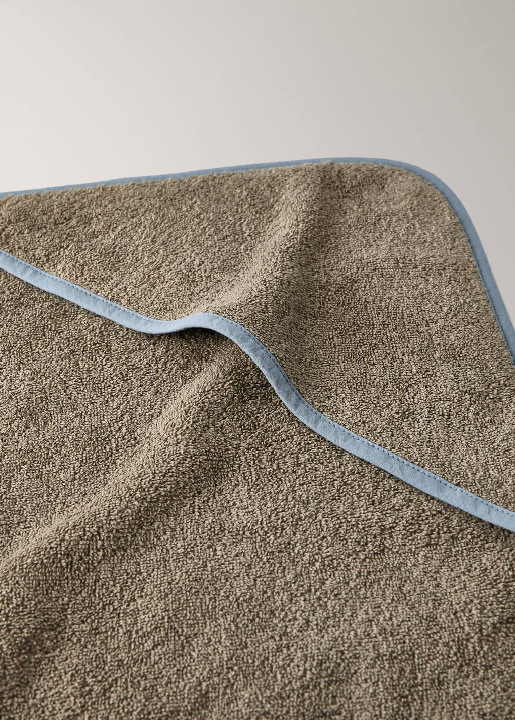 Children's bath cape with contrasting trim