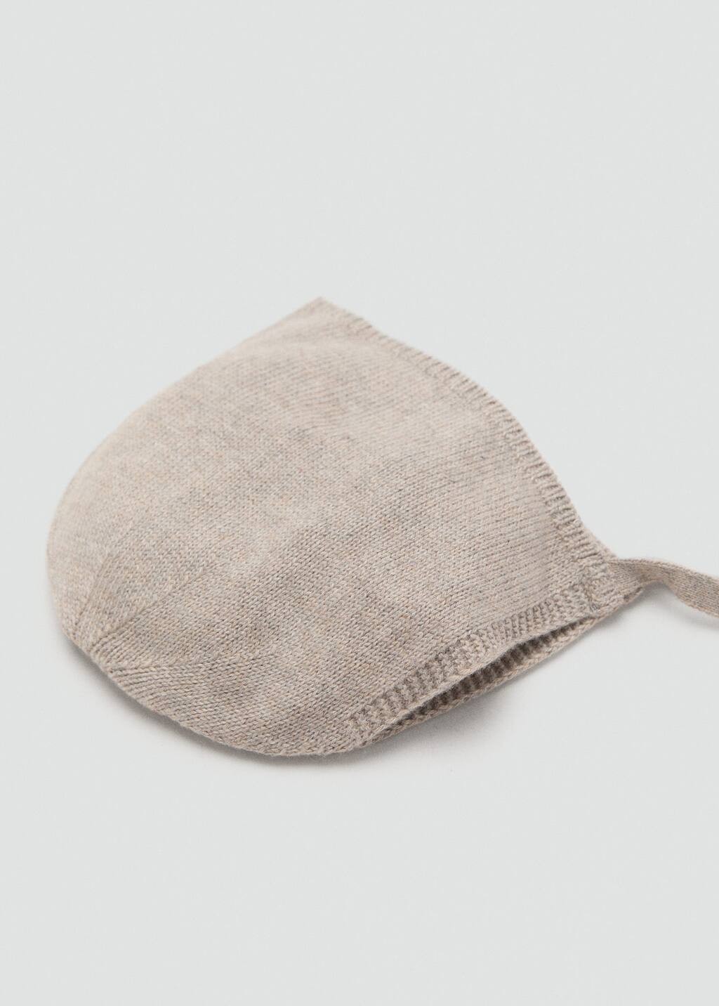 Knitted bonnet