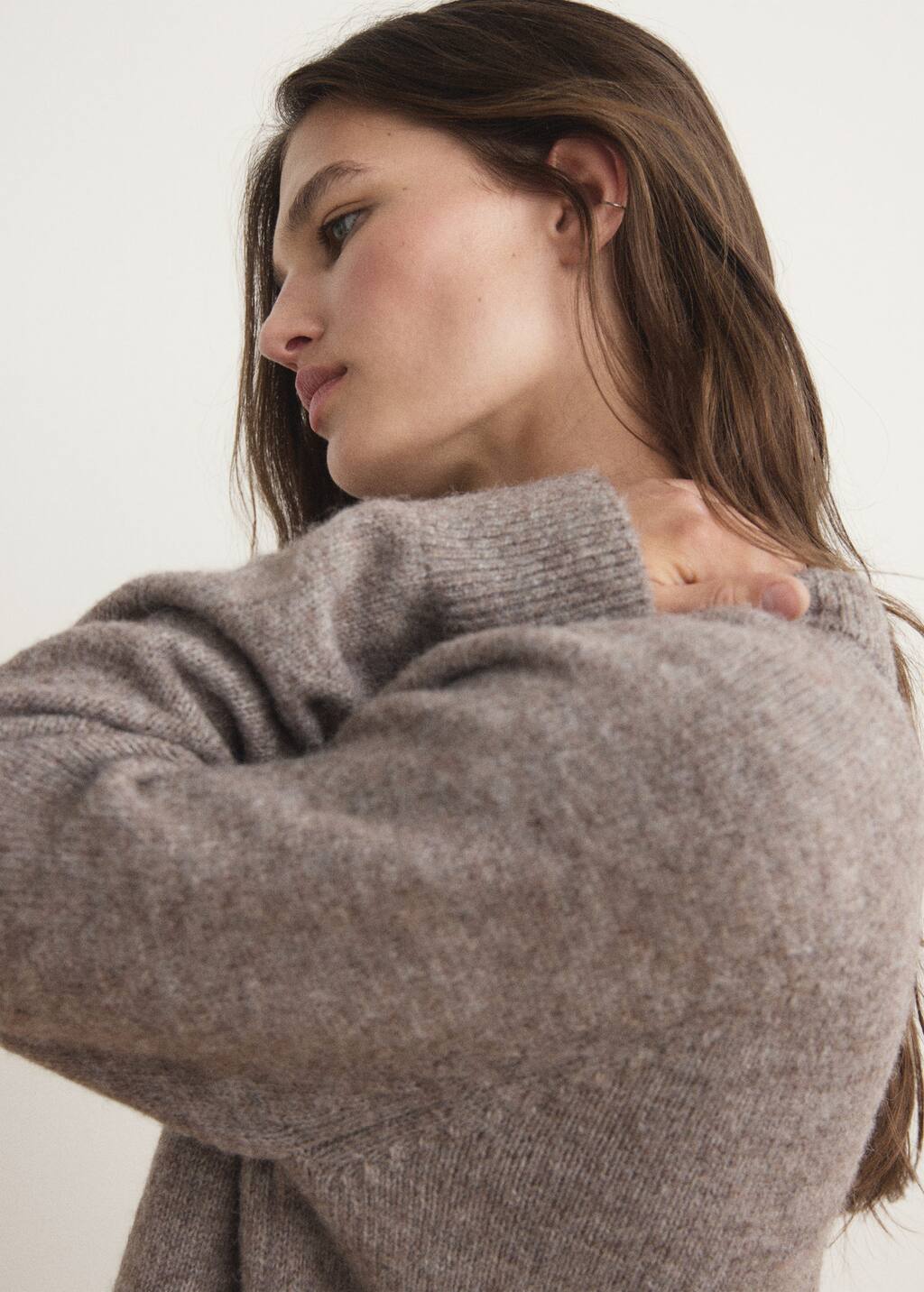 Round-neck knitted sweater