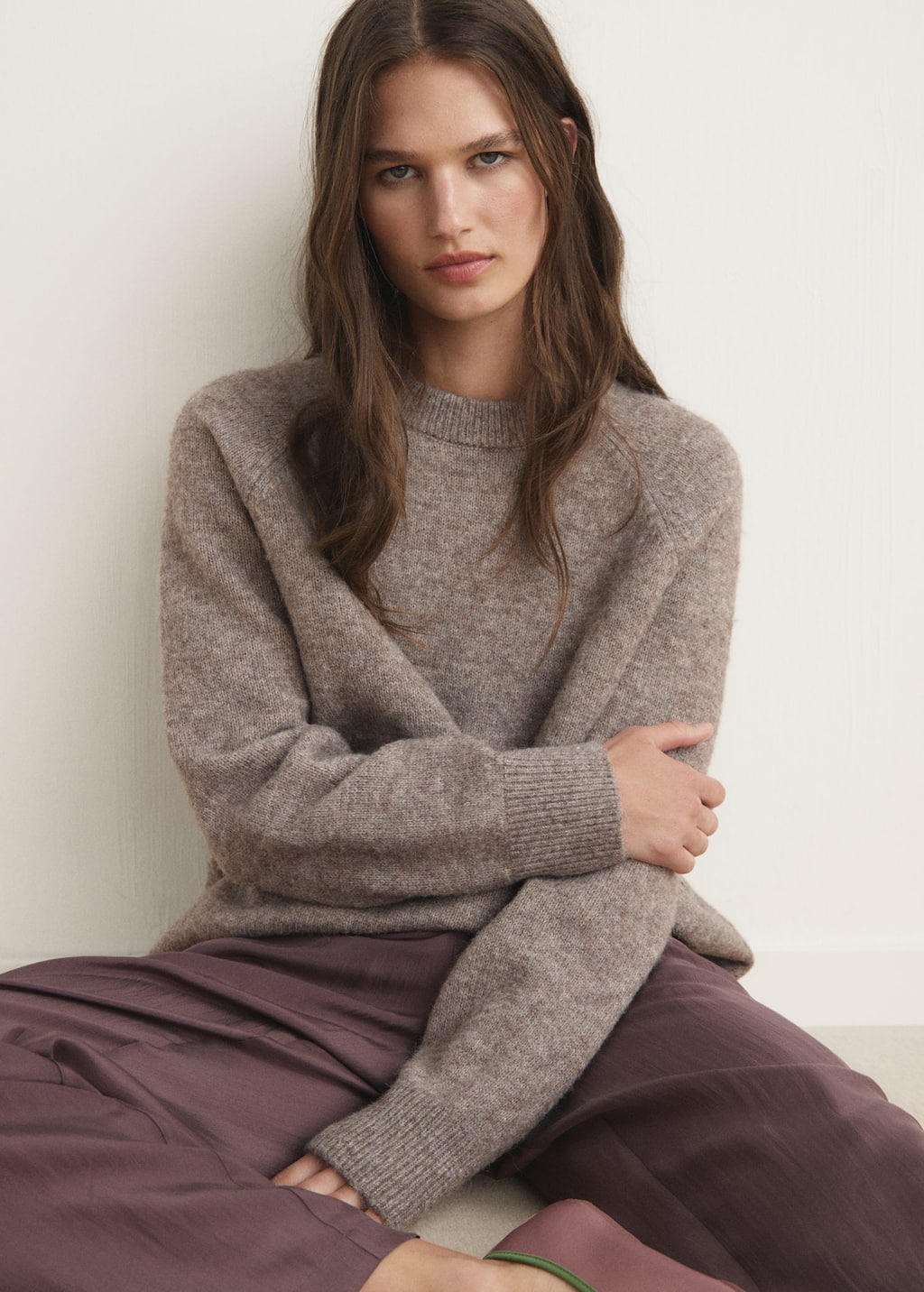 Round-neck knitted sweater