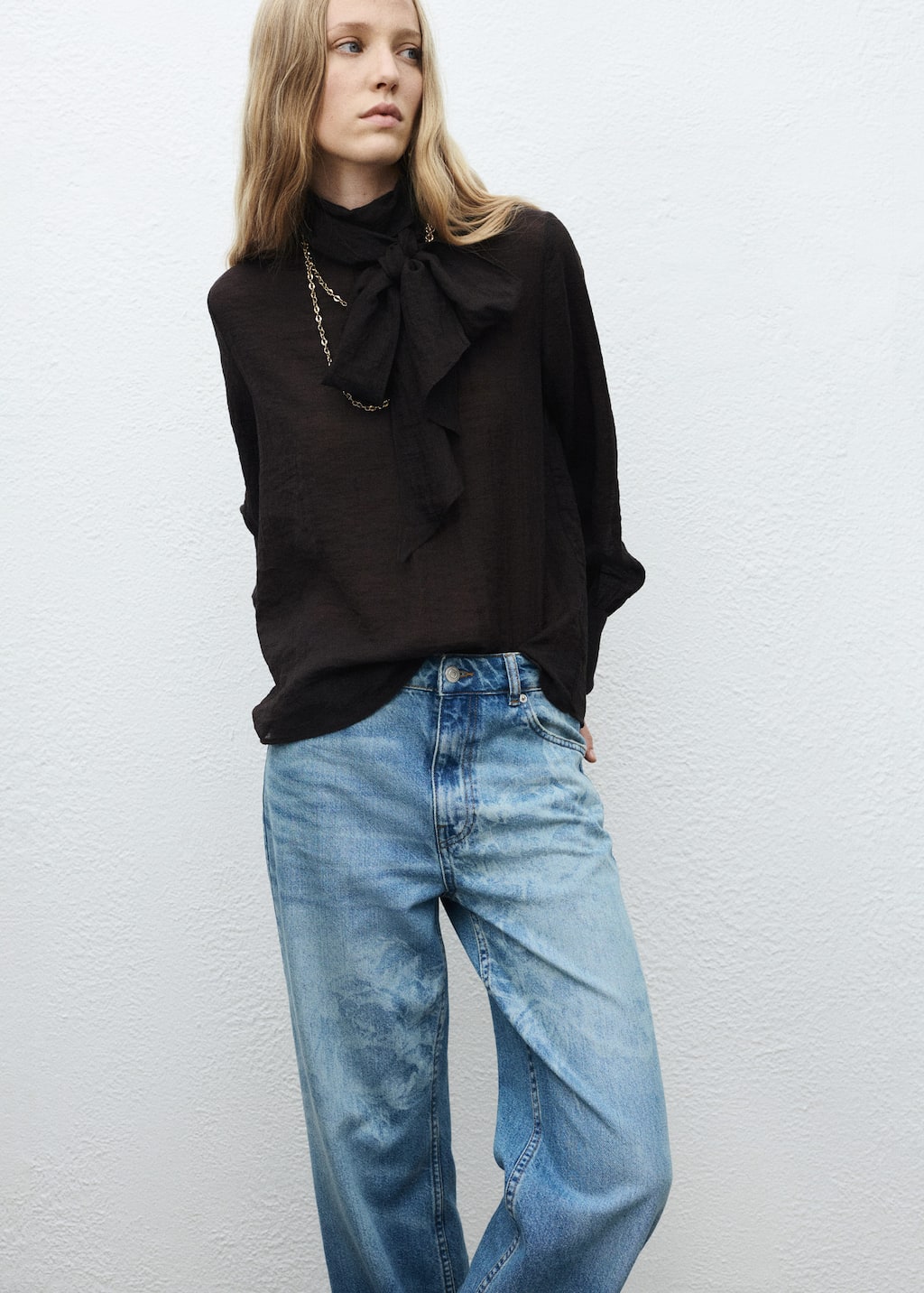 Straight-leg jeans with floral pattern