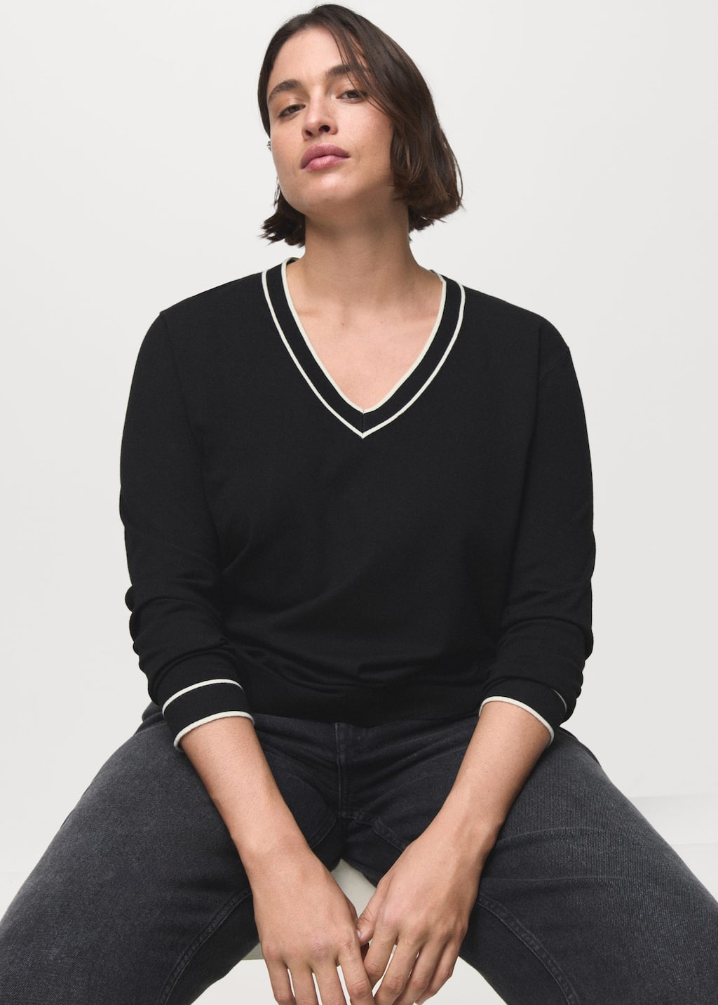 Contrasting V-neck sweater