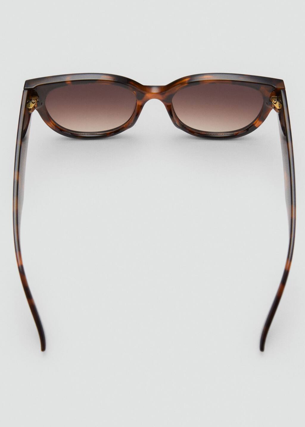 Round-framed sunglasses