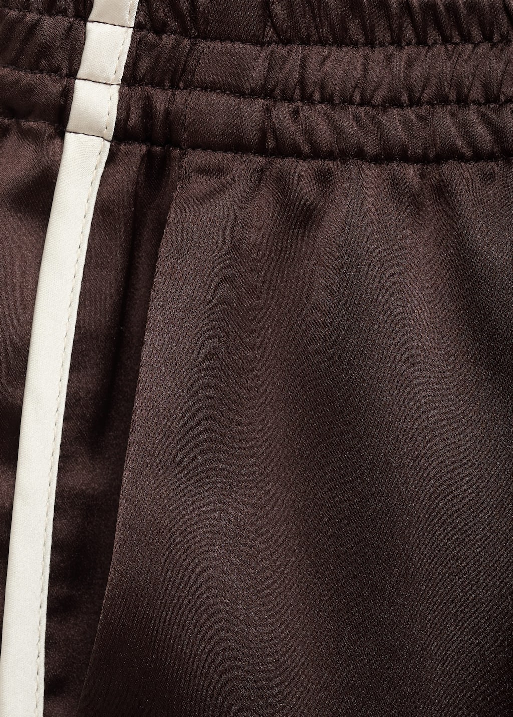 Shorts with contrasting trim