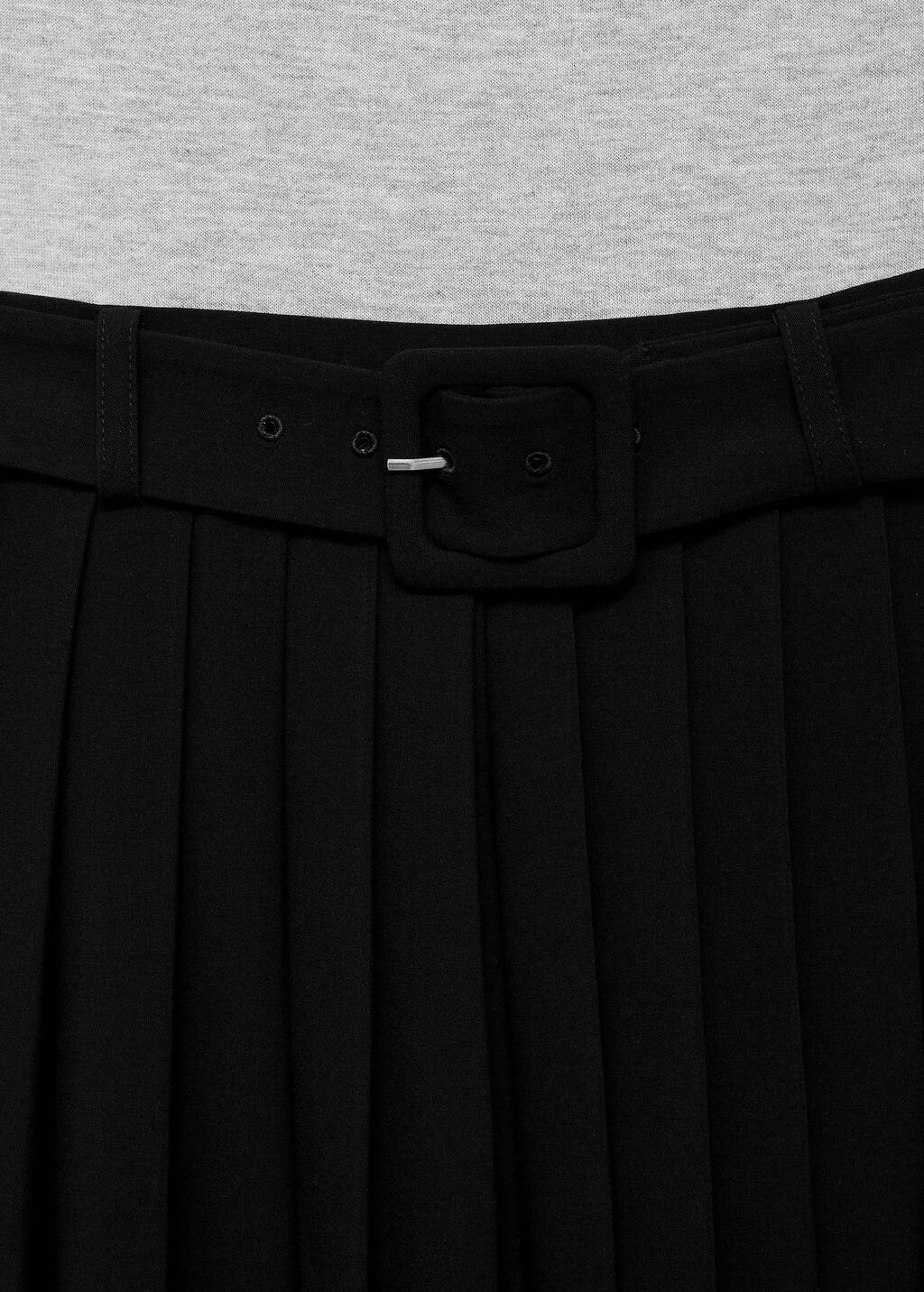 Contrasting belt dress