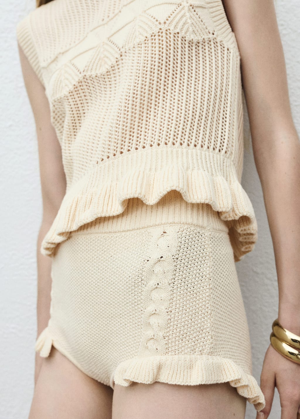 Openwork knit vest with ruffle