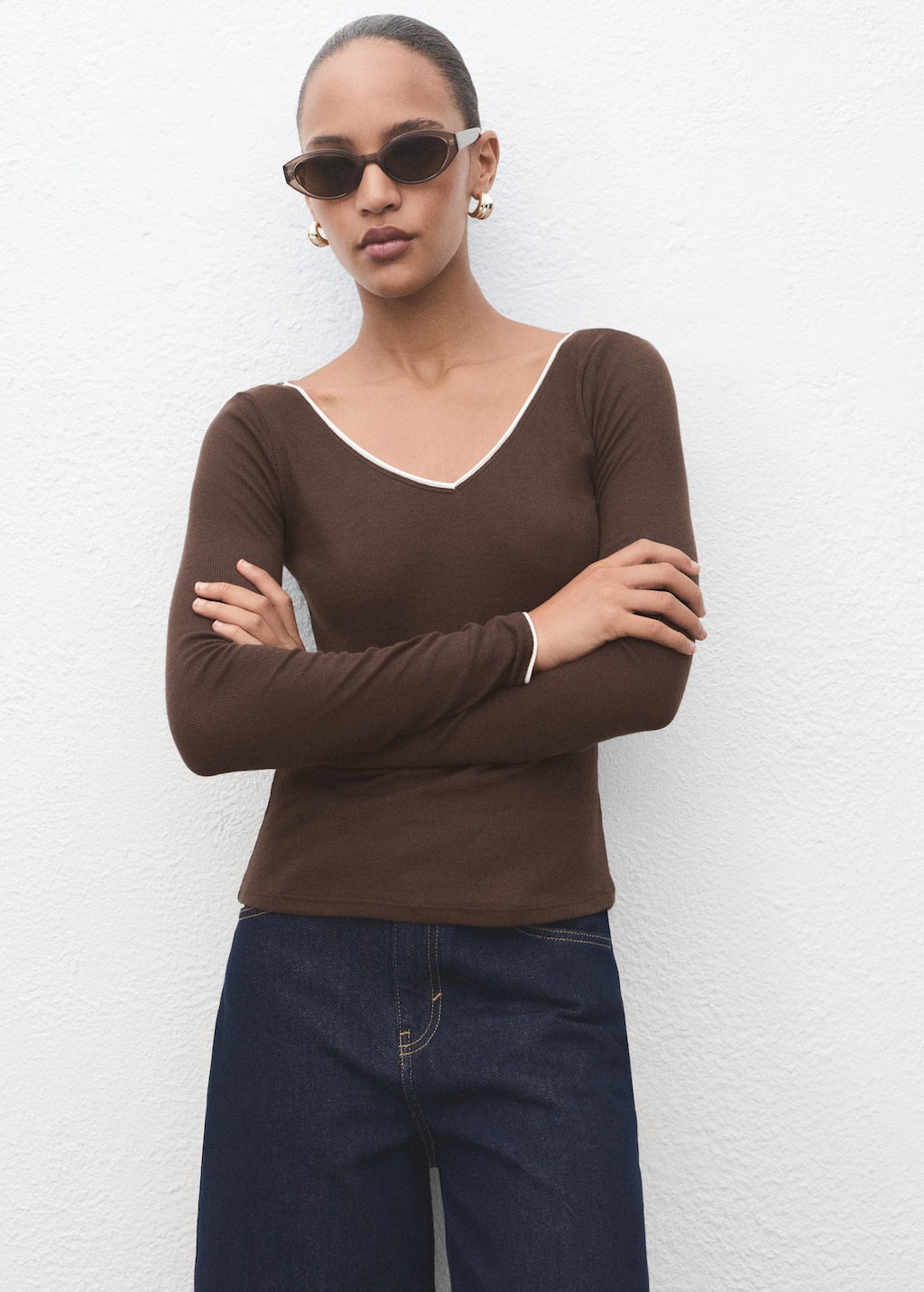 V-neck combined-fabric t-shirt
