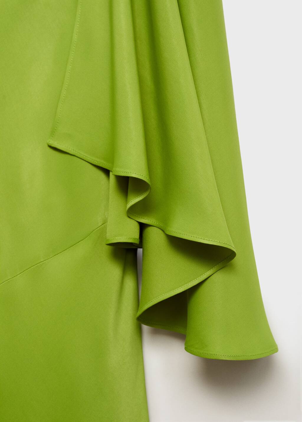 Long dress with ruffled sleeves