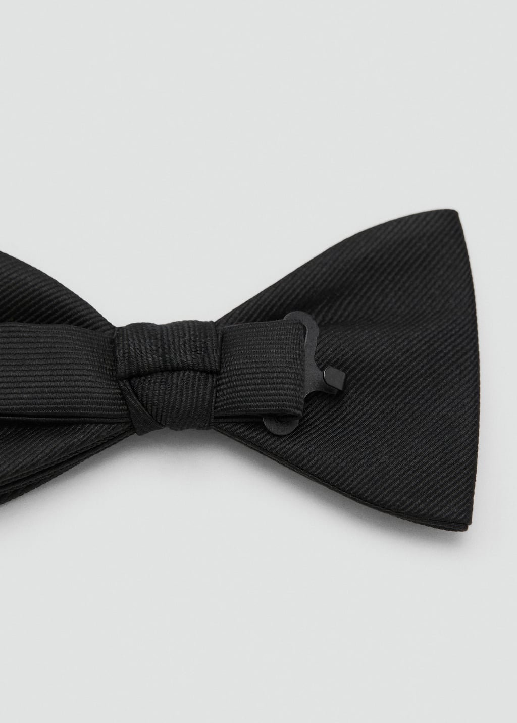 Classic bow tie with microstructure