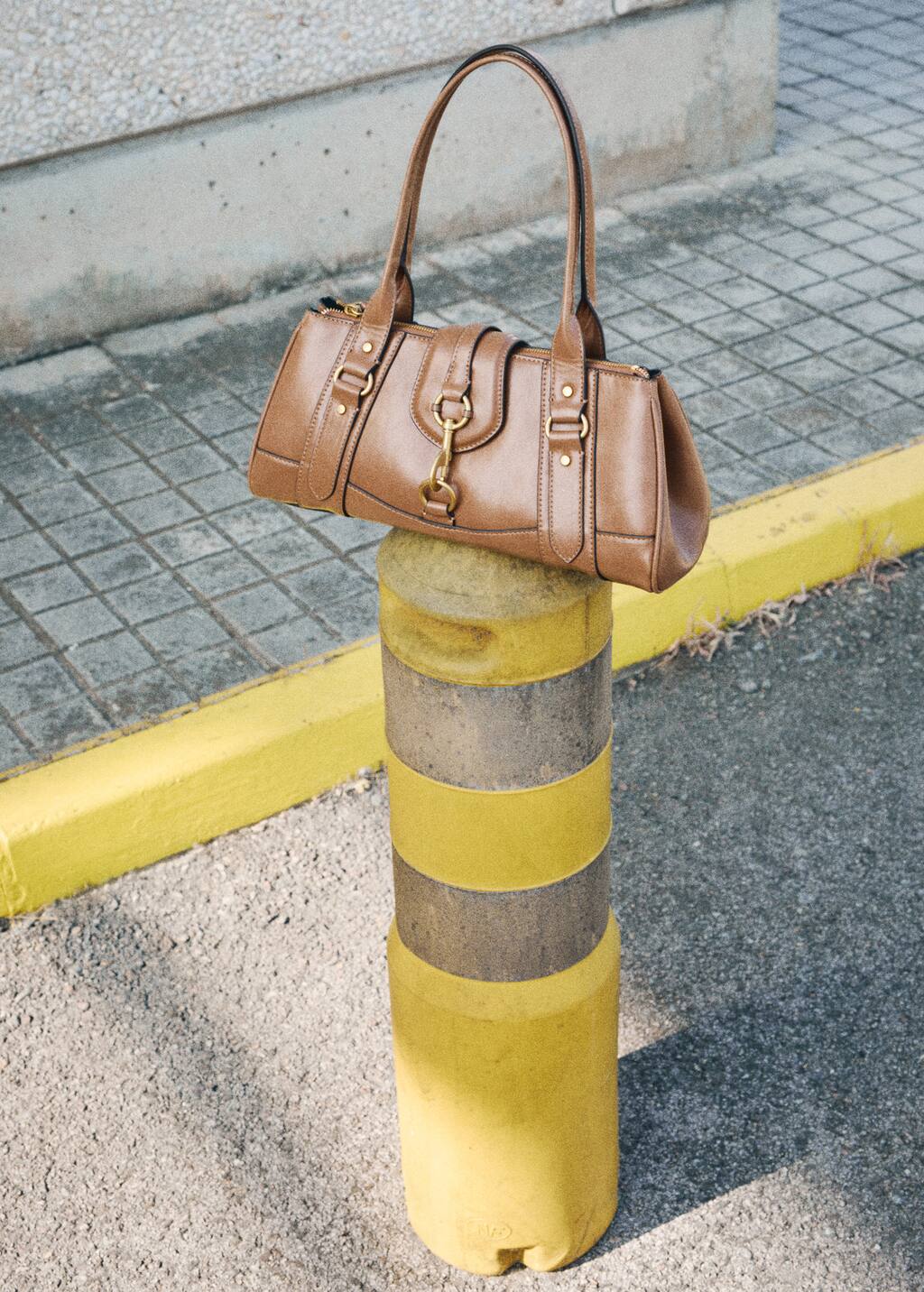 Medium shoulder bag with snap hook