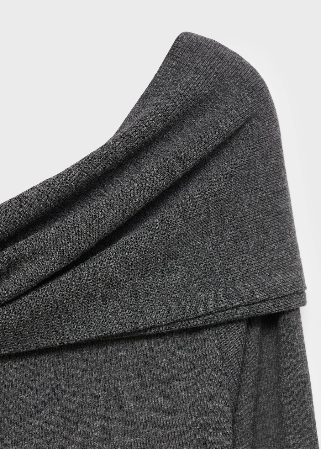 Off-shoulders dress