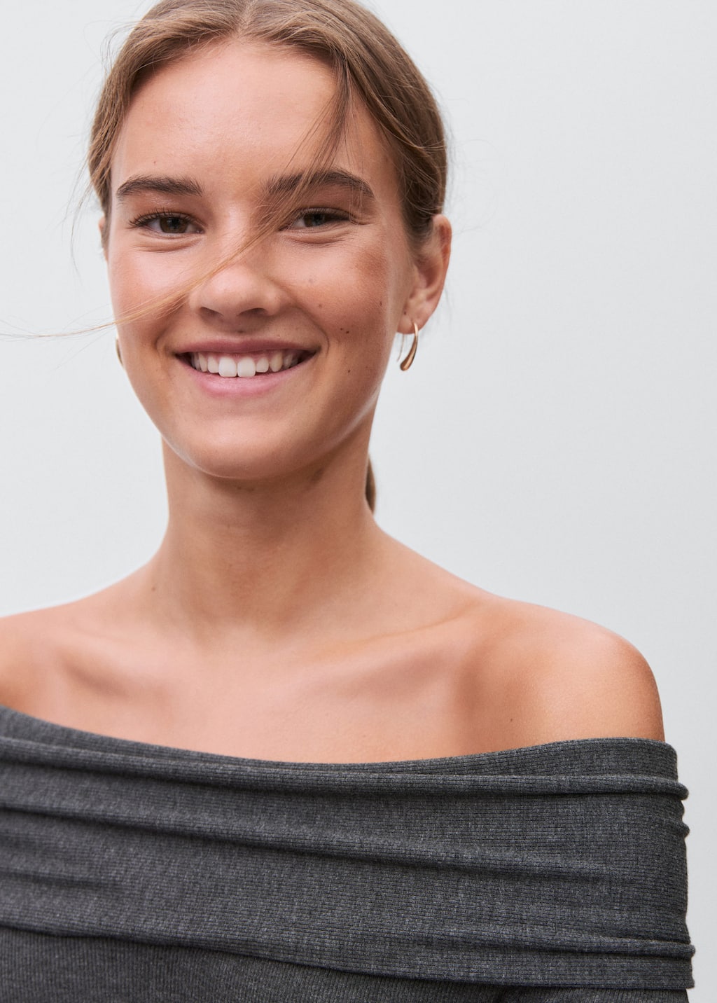 Off-shoulders dress