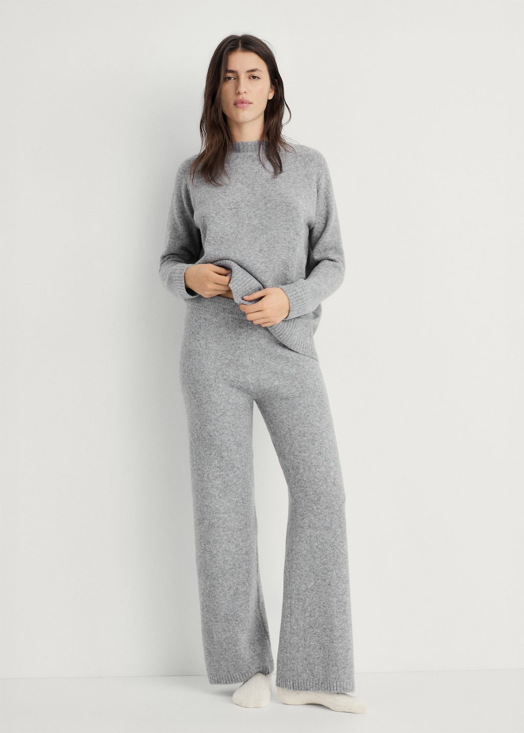Round-neck knitted sweater