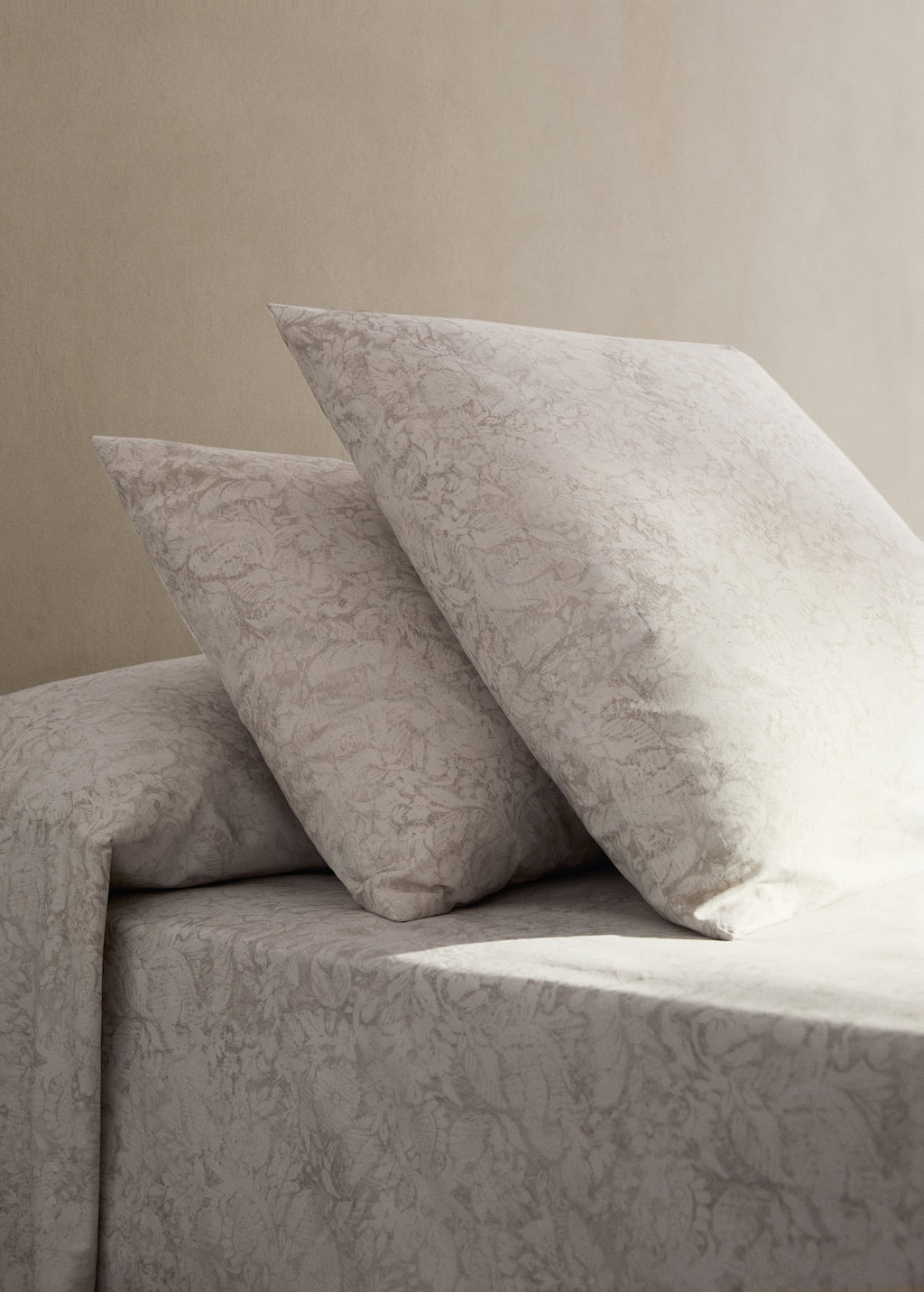 Two cotton percale pillowcases with blurred floral print 50x75 cm