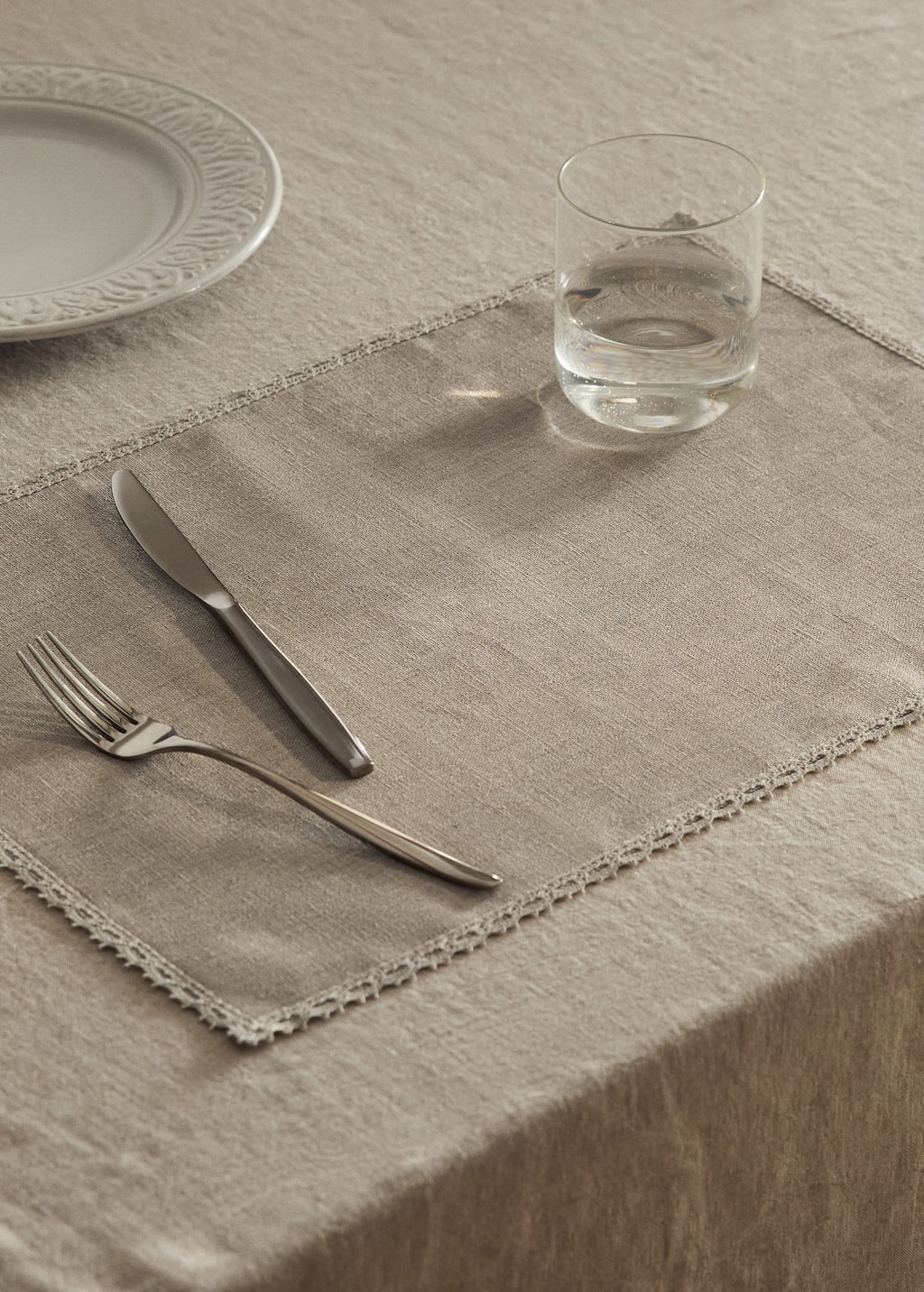 Linen placemat with lace edging