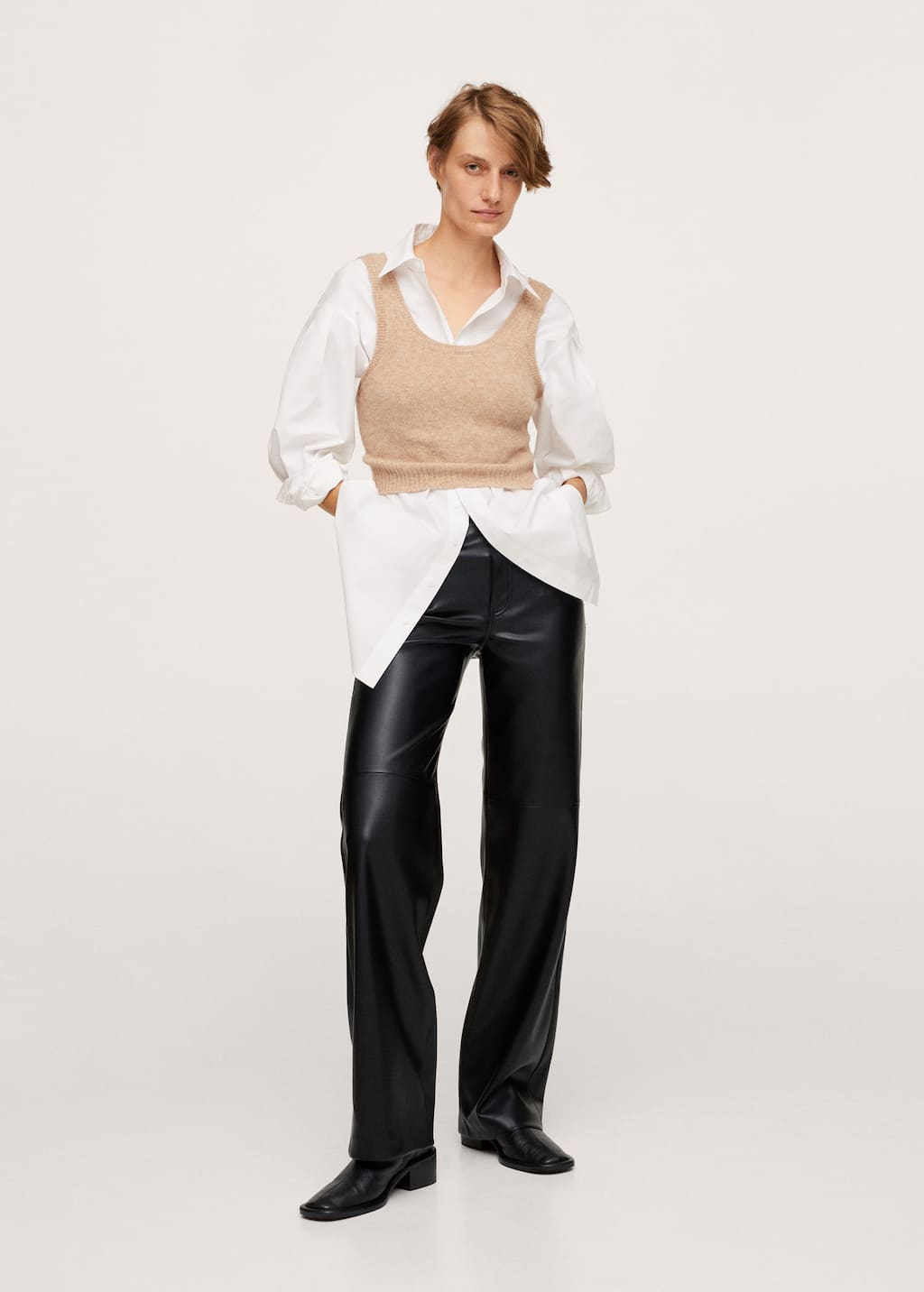 Pantalón tiro alto efecto piel - Mujer | Mango España