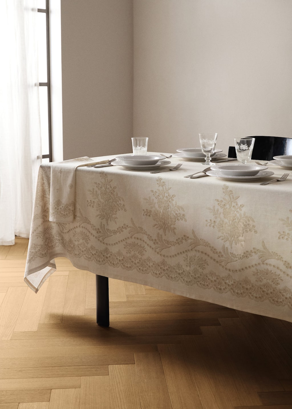 Cotton linen tablecloth with floral design for 8 to 10 diners