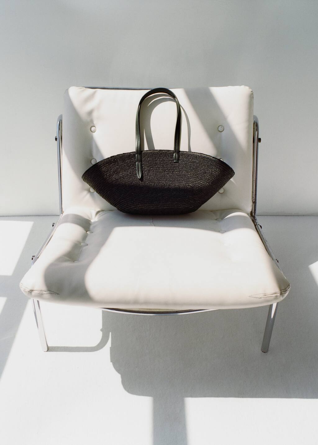 Mango Natural Fibre Basket With Flower Charm Black
