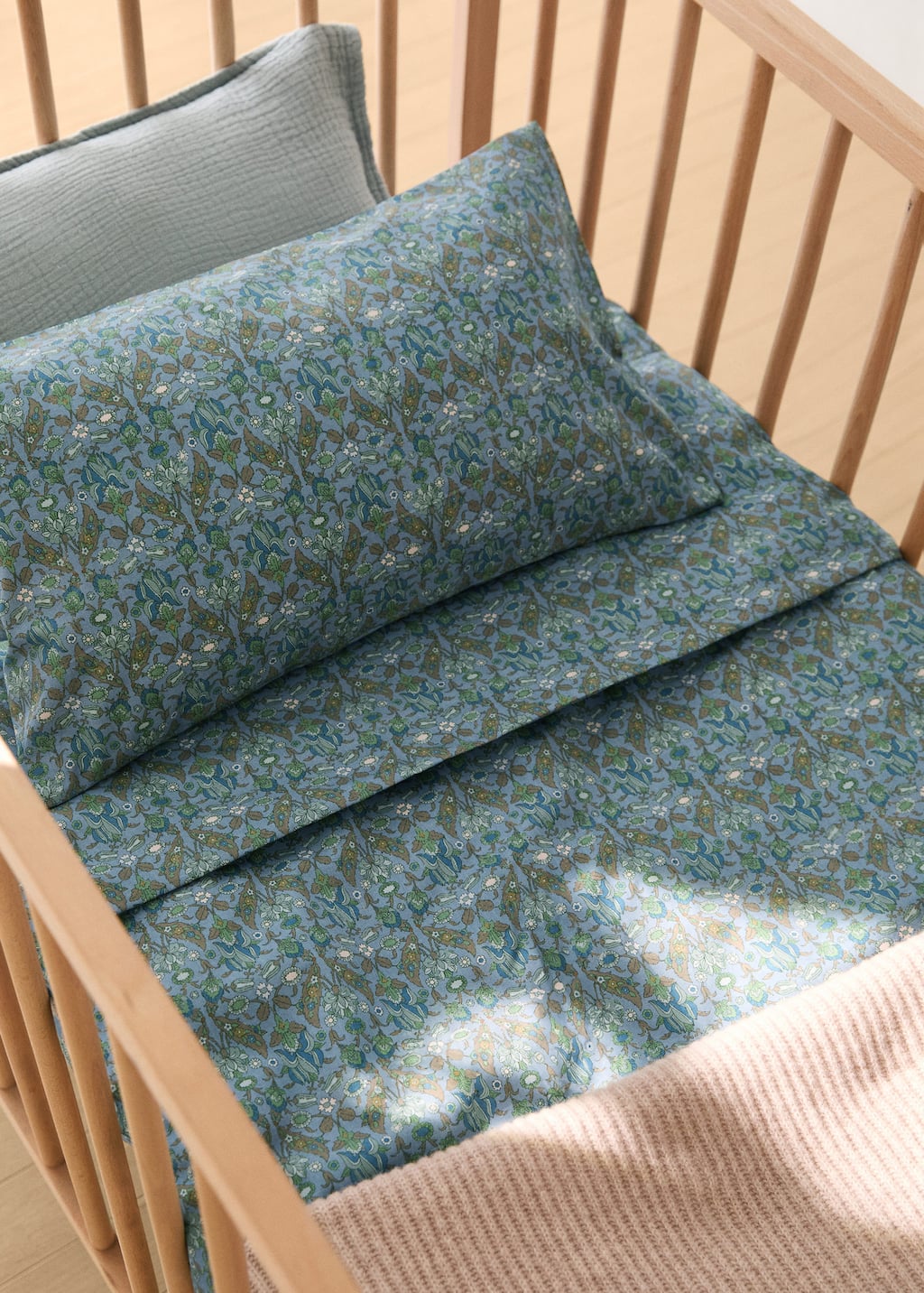 Percale cotton duvet cover with small floral print for crib