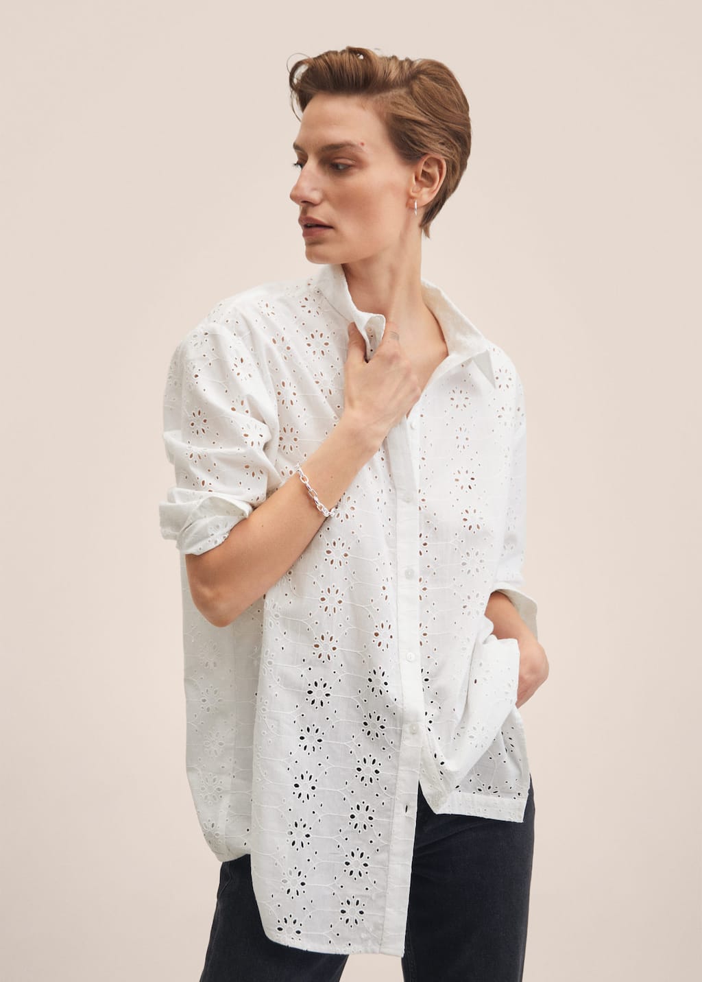 Los esenciales de Mango para fardar de estilo hasta otoño Camisa bordado suizo - Plano medio