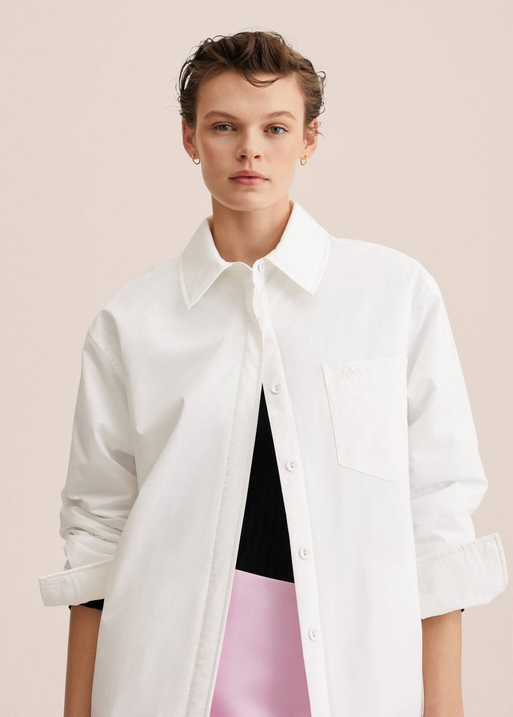 Mango Cotton quilted jacket. a woman wearing a white shirt and pink pants. 