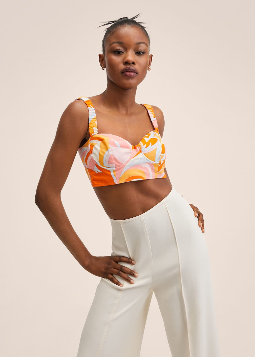 Los esenciales de Mango para fardar de estilo hasta otoño Top crop estampado - Plano medio