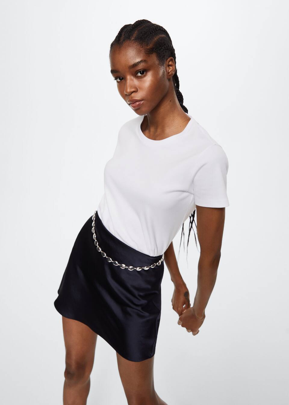 Mango delicate silver colored belt with irregular shaped/sized beads. Zip and carabiner fastening. 1.5 cm wide. 33.46x0.39in (LengthxWidth).