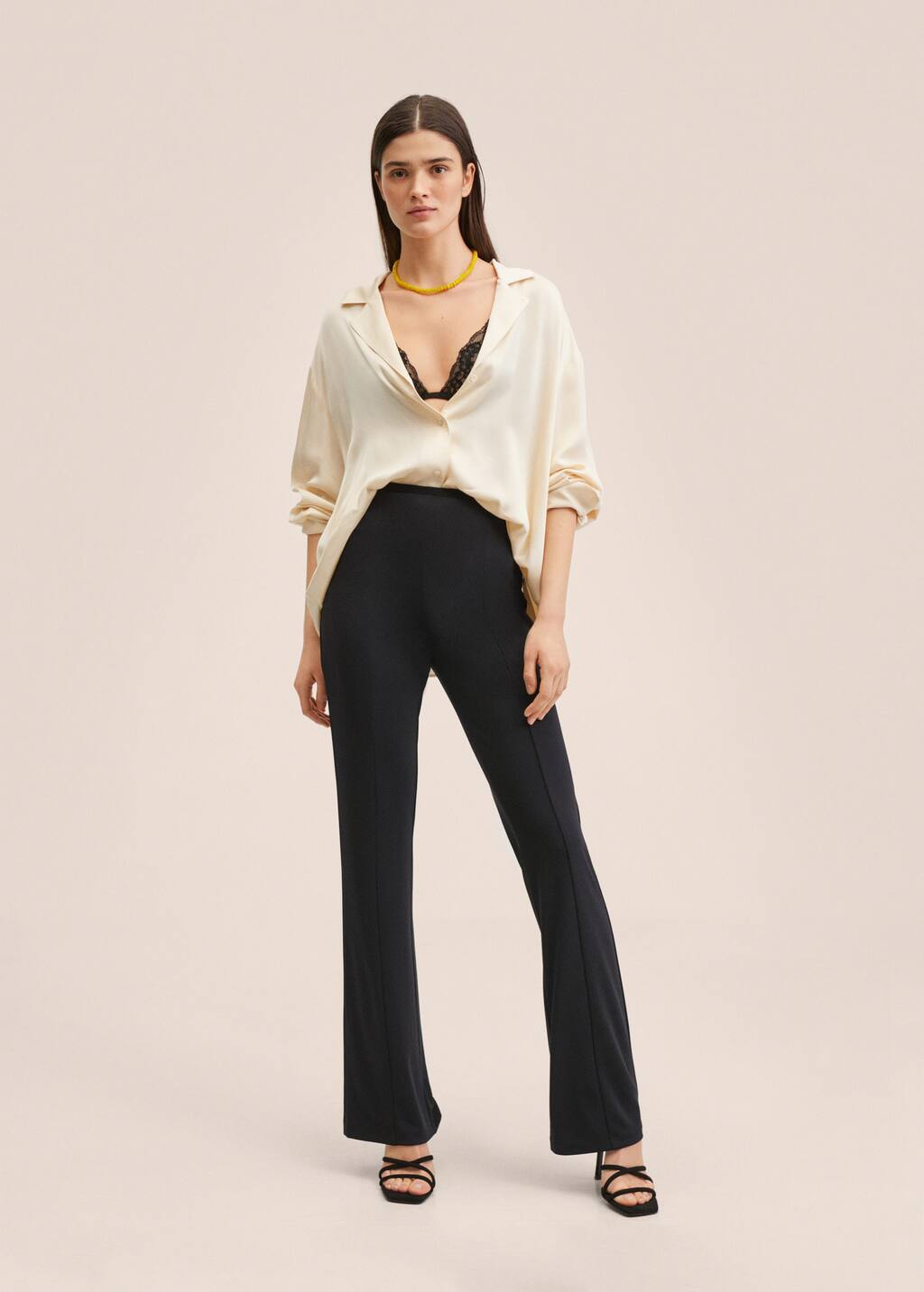 Ofertas de Mango para esta temporada que no puedes ignorar Blusa satinada botones - Plano general