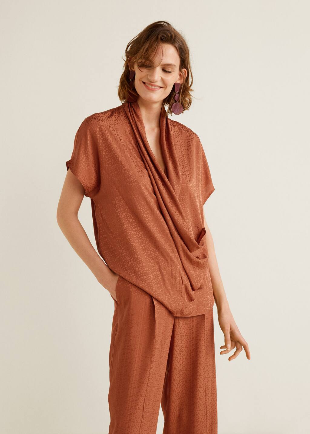 Blusa drapeada Mujer | Mango España Blusa drapeada Mujer | Mango España
