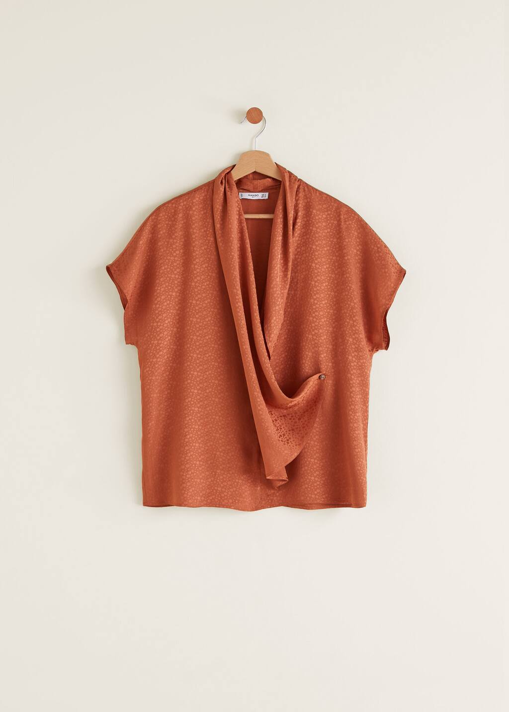 Blusa drapeada Mujer | Mango España Blusa drapeada Mujer | Mango España