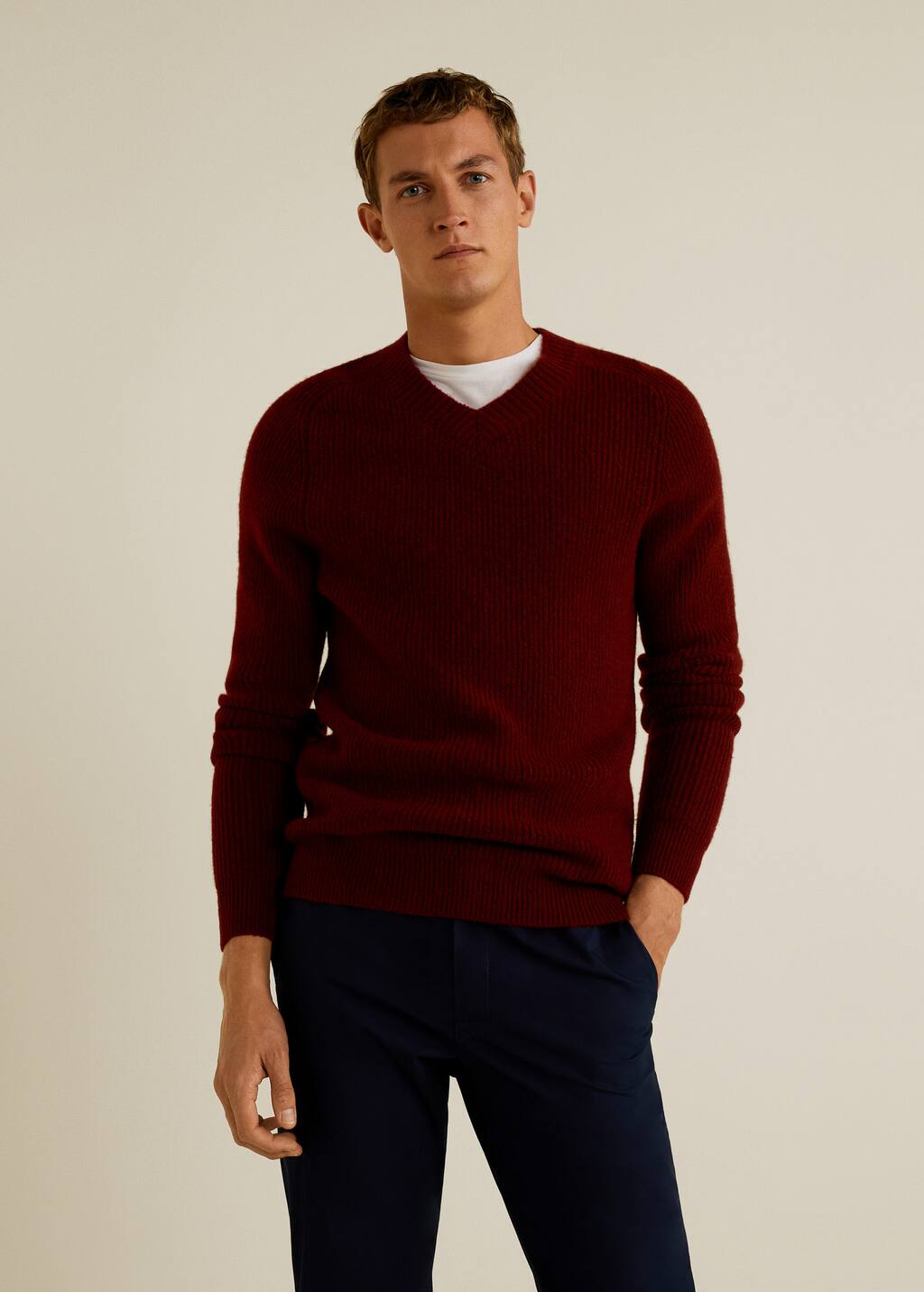 Pull over côtelé col en v Homme | Mango Man France Pull over côtelé col en v Homme | Mango Man France